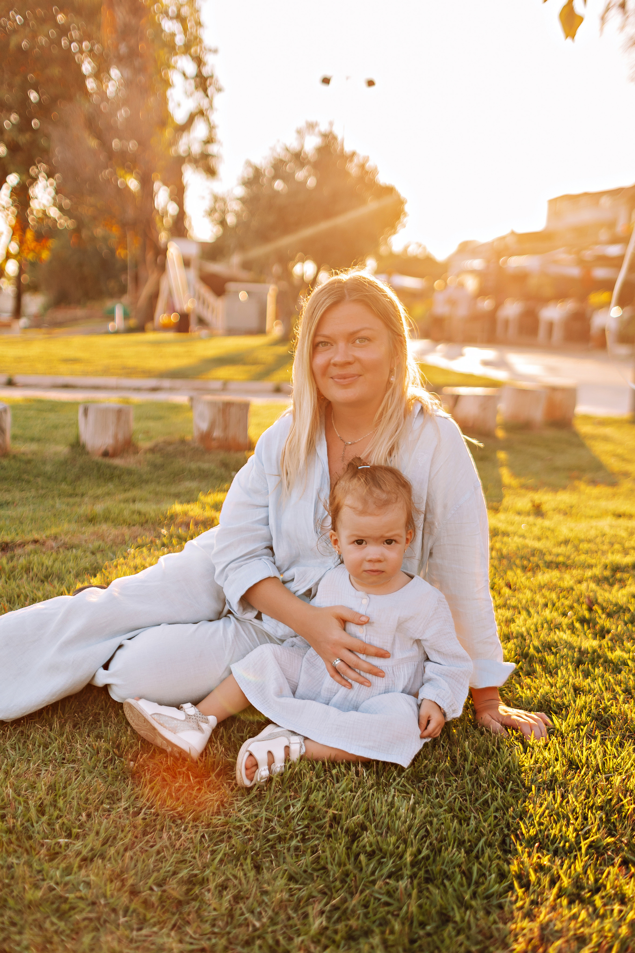 Сиде с малышкой. Семейный фотограф Тюмень, фотограф на роды Салмина Мария