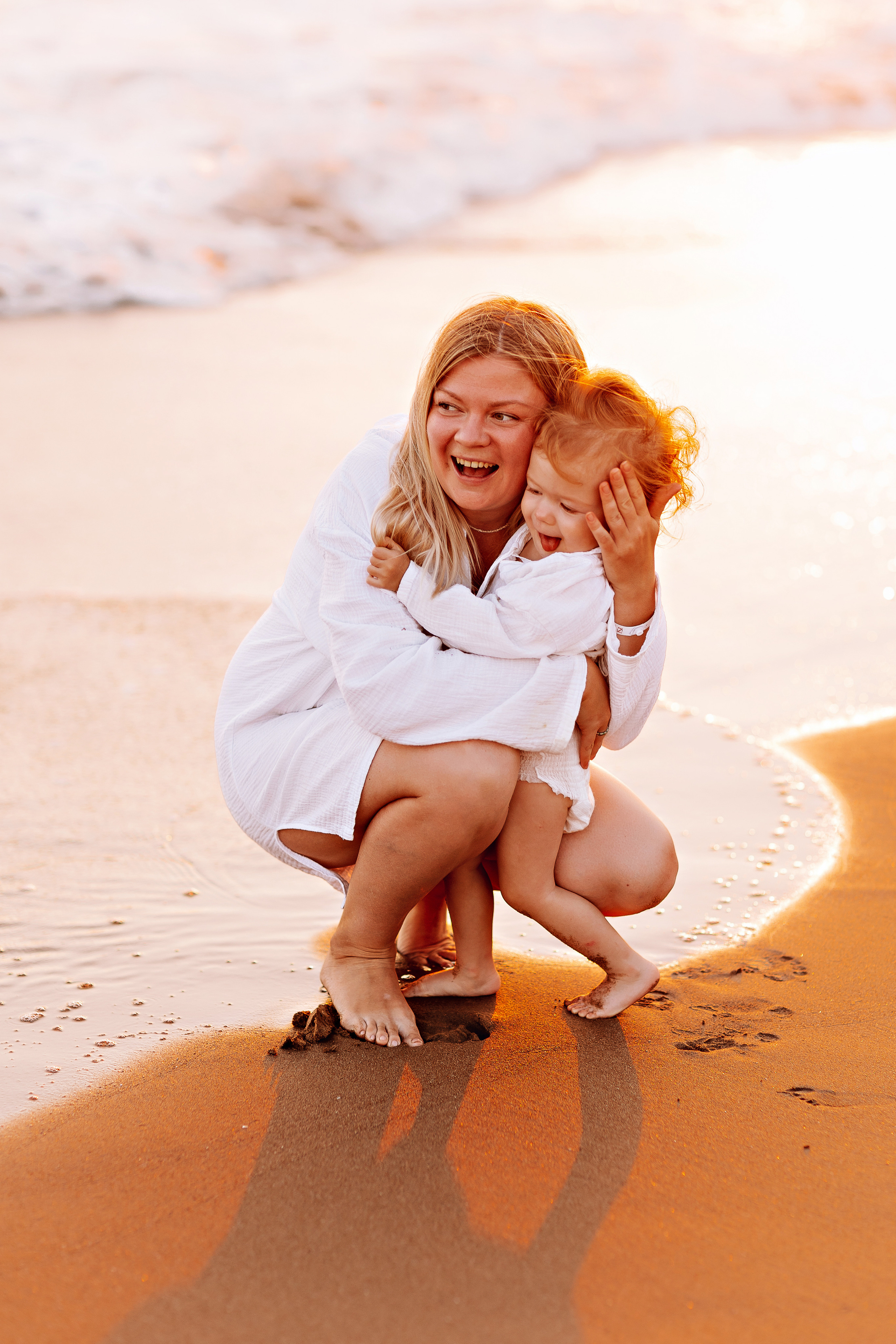 Сиде с малышкой. Семейный фотограф Тюмень, фотограф на роды Салмина Мария