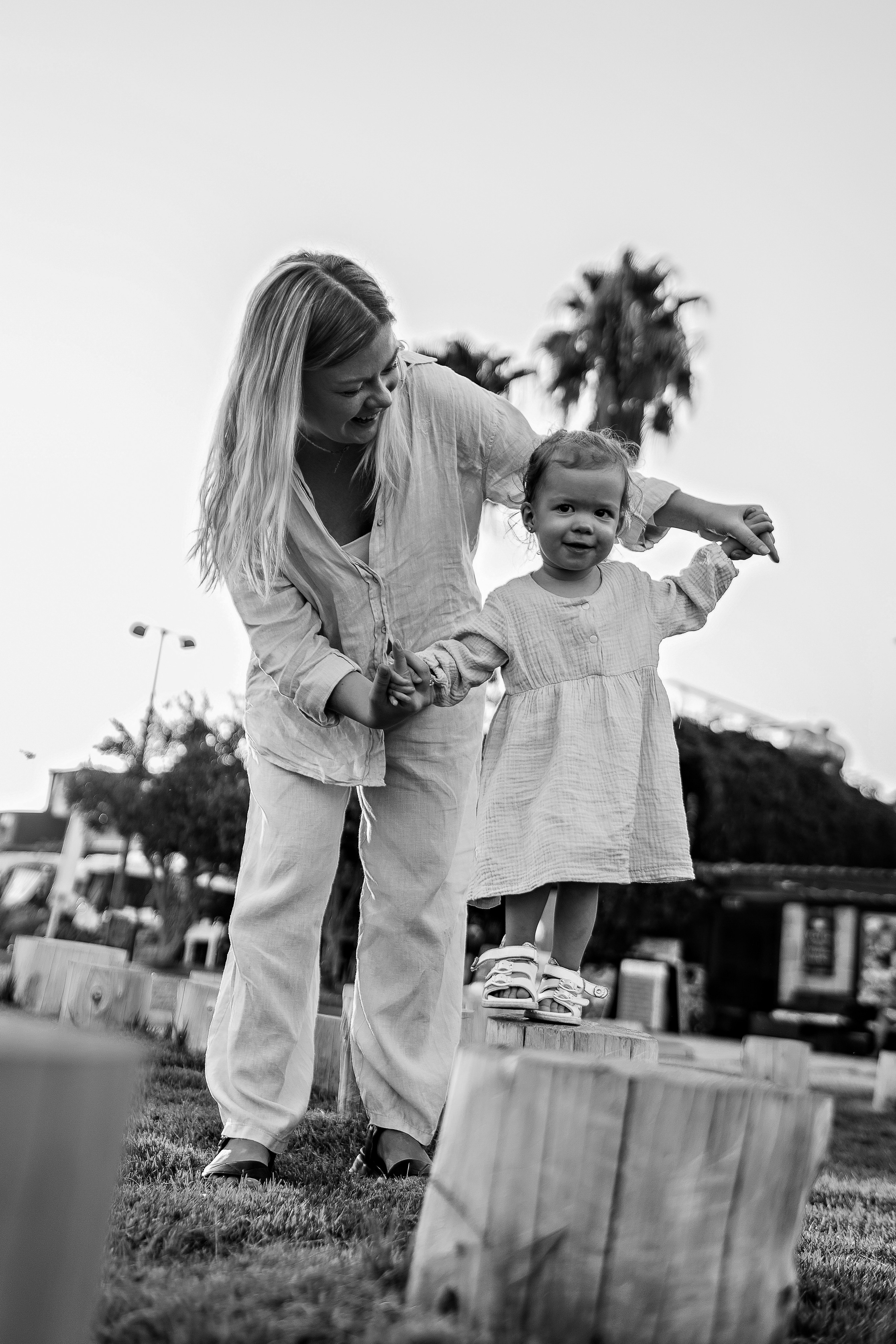 Сиде с малышкой. Семейный фотограф Тюмень, фотограф на роды Салмина Мария