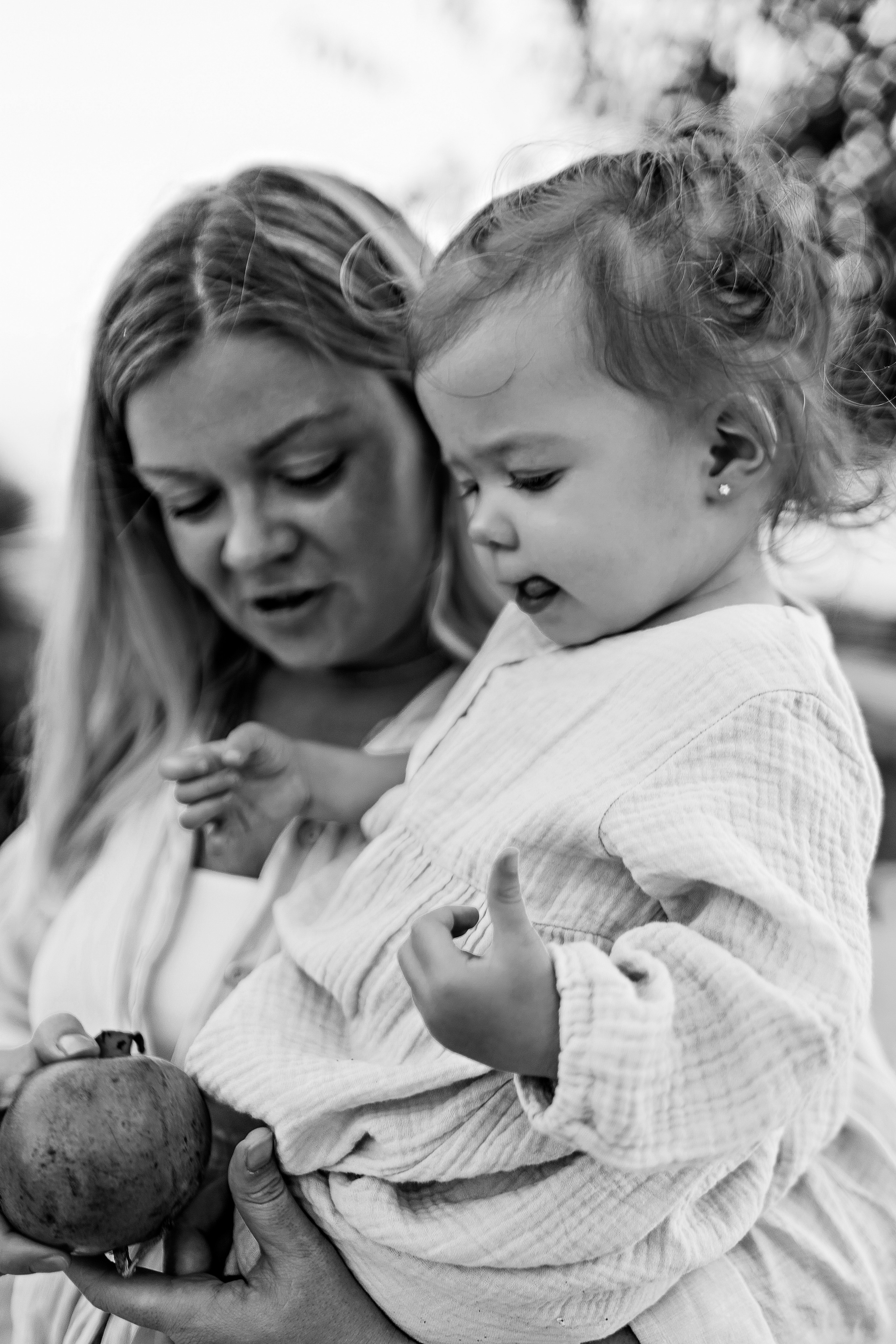 Сиде с малышкой. Семейный фотограф Тюмень, фотограф на роды Салмина Мария