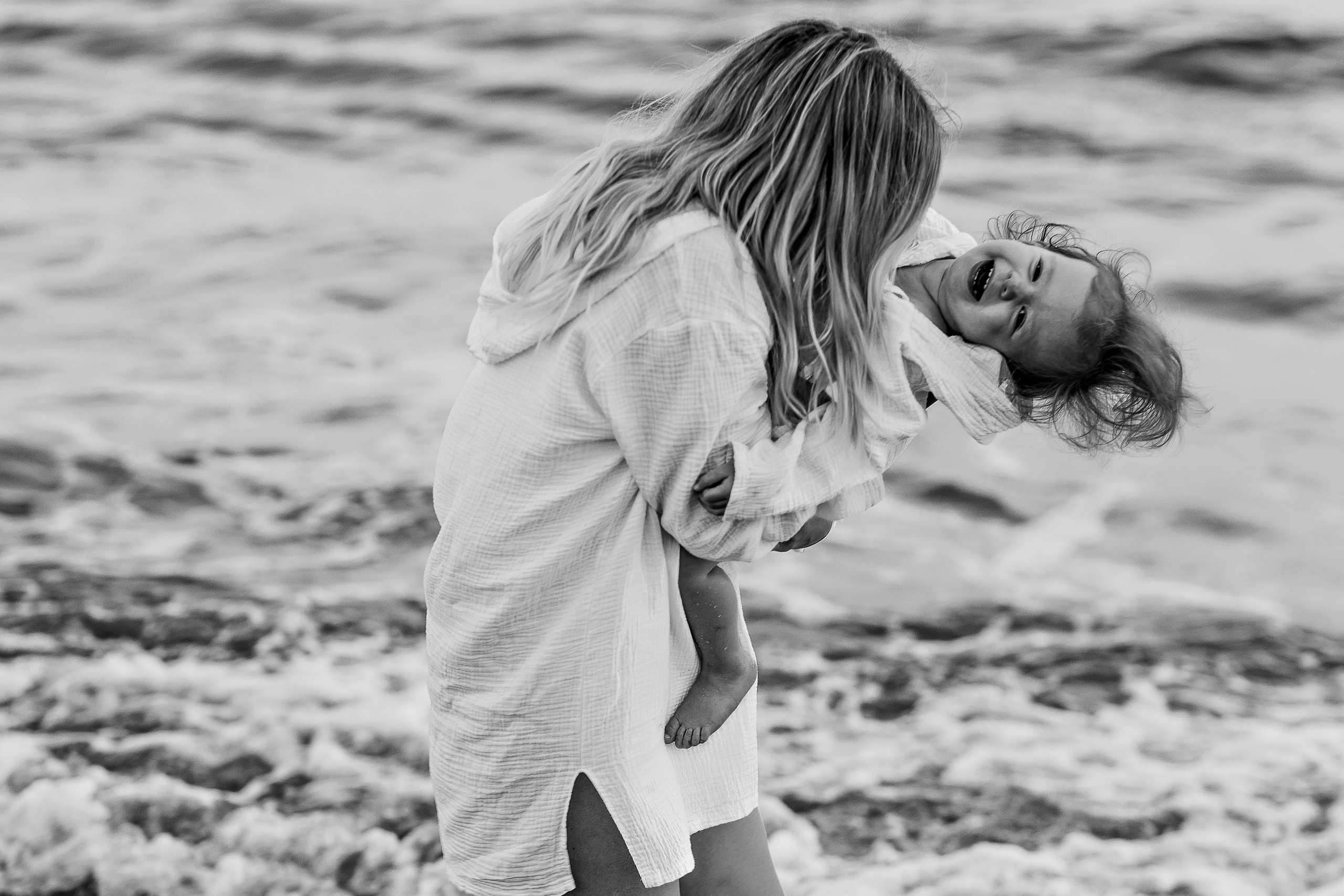 Сиде с малышкой. Семейный фотограф Тюмень, фотограф на роды Салмина Мария