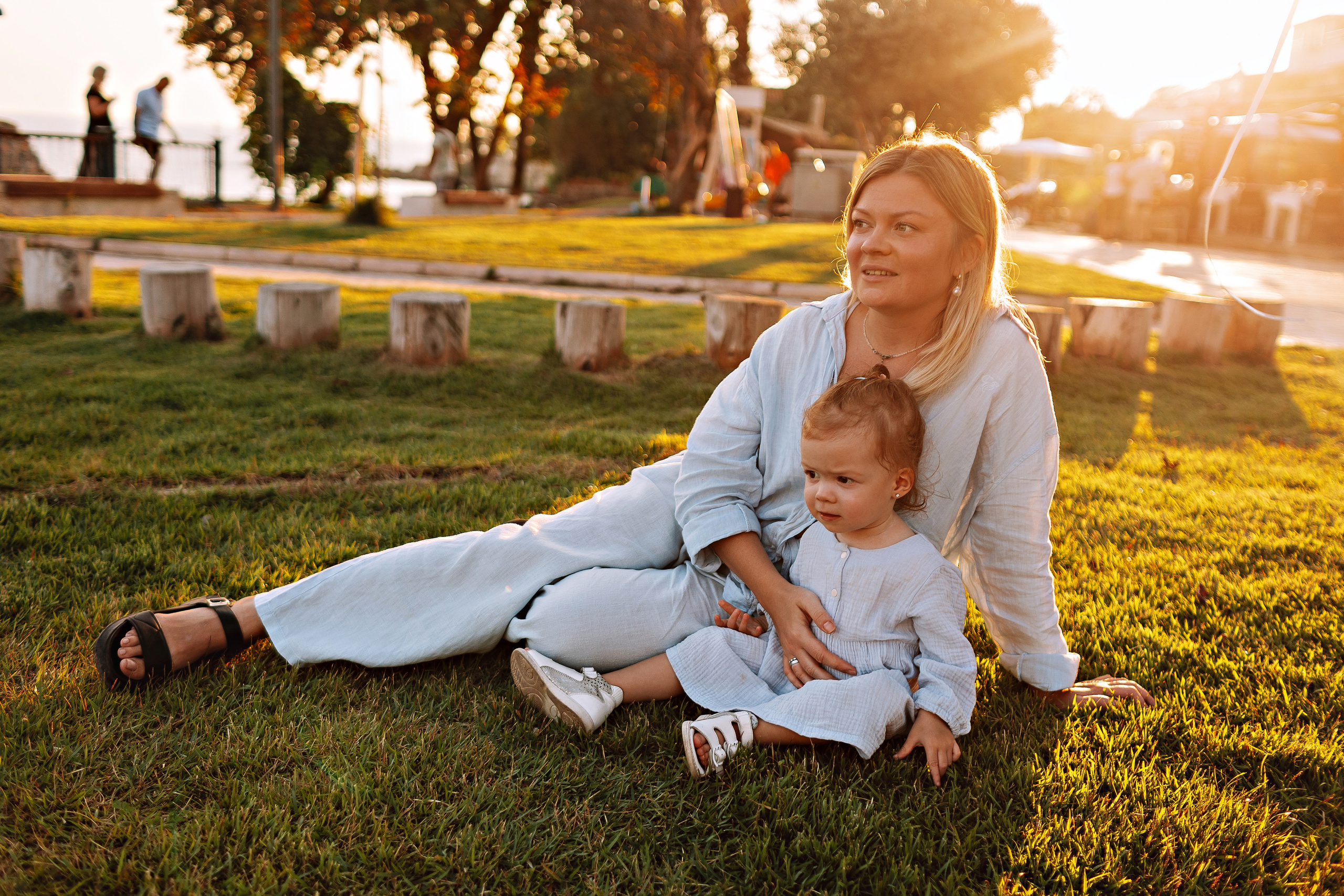 Сиде с малышкой. Семейный фотограф Тюмень, фотограф на роды Салмина Мария