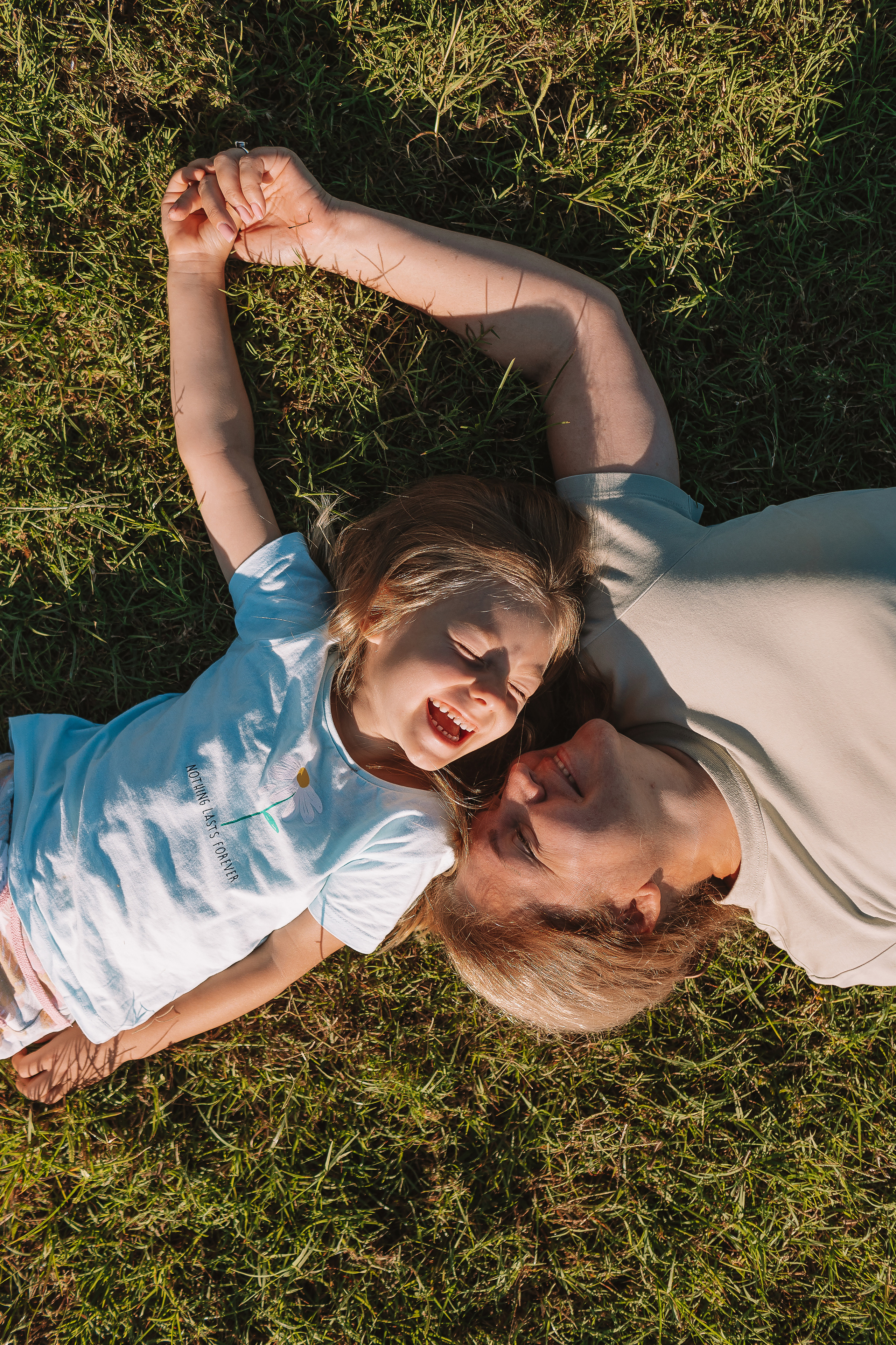Пляж Сиде (бабушка и внучка). Семейный фотограф Тюмень, фотограф на роды Салмина Мария