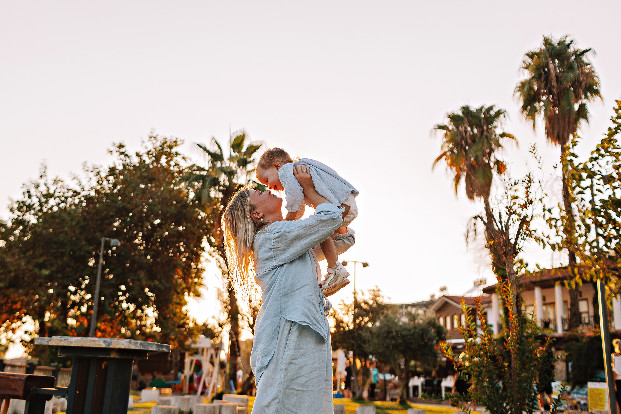 Сиде с малышкой. Семейный фотограф Тюмень, фотограф на роды Салмина Мария