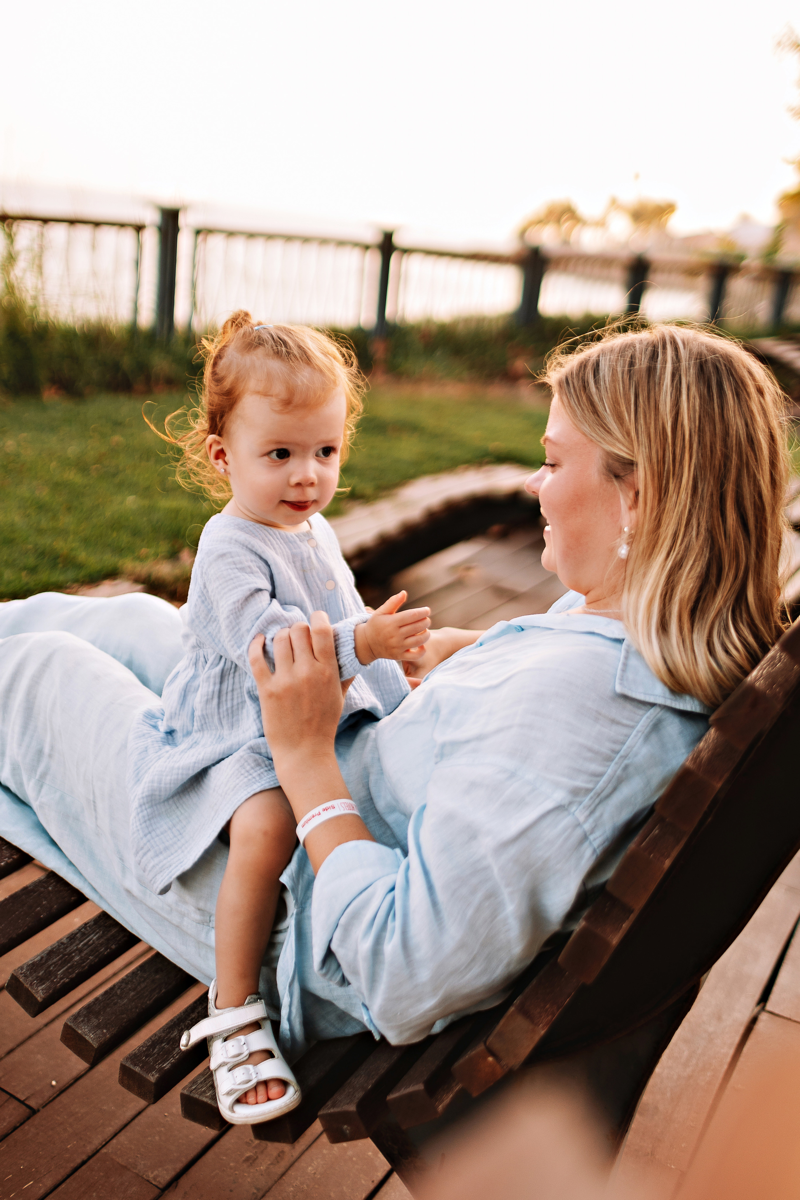 Сиде с малышкой. Семейный фотограф Тюмень, фотограф на роды Салмина Мария