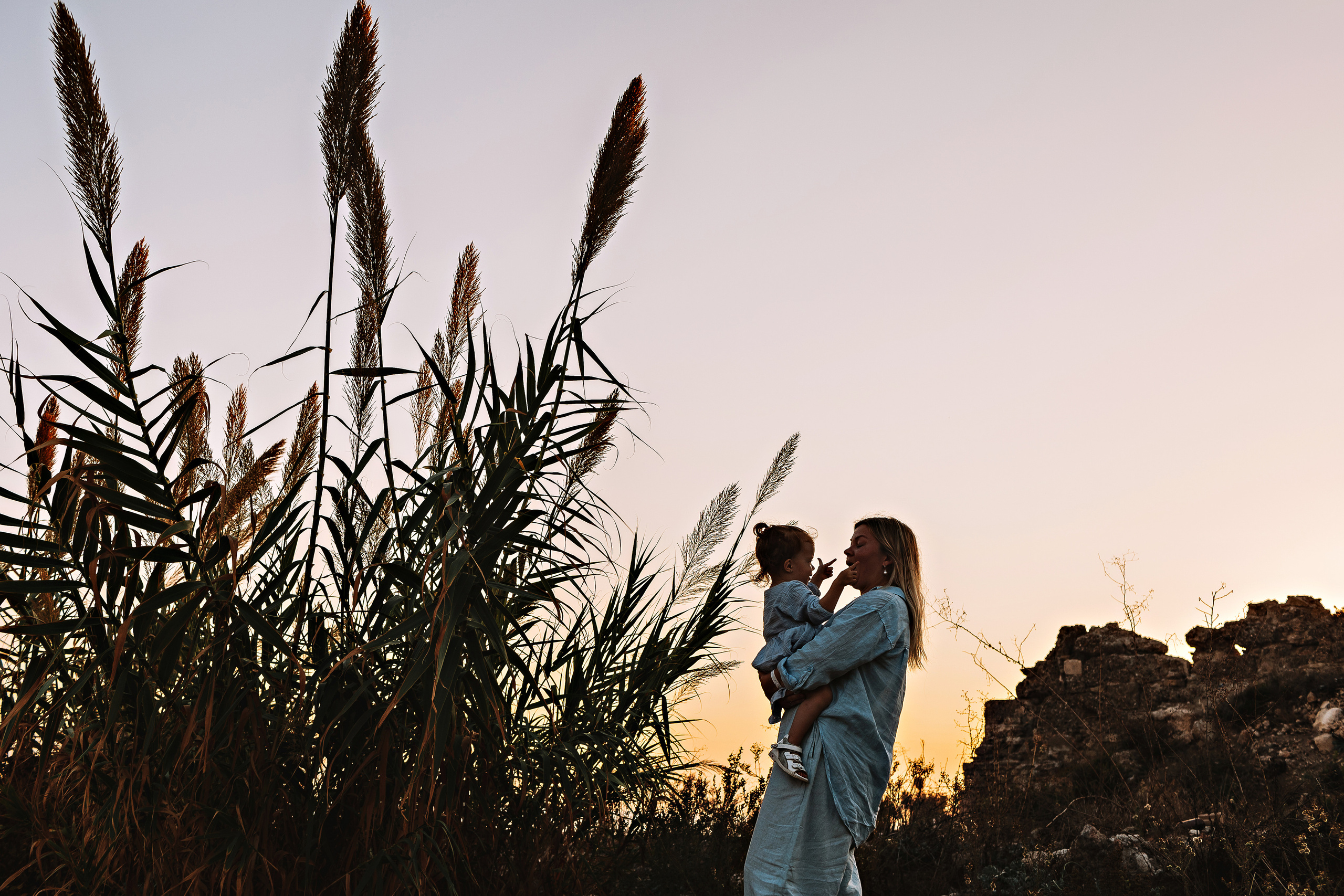 Сиде с малышкой. Семейный фотограф Тюмень, фотограф на роды Салмина Мария