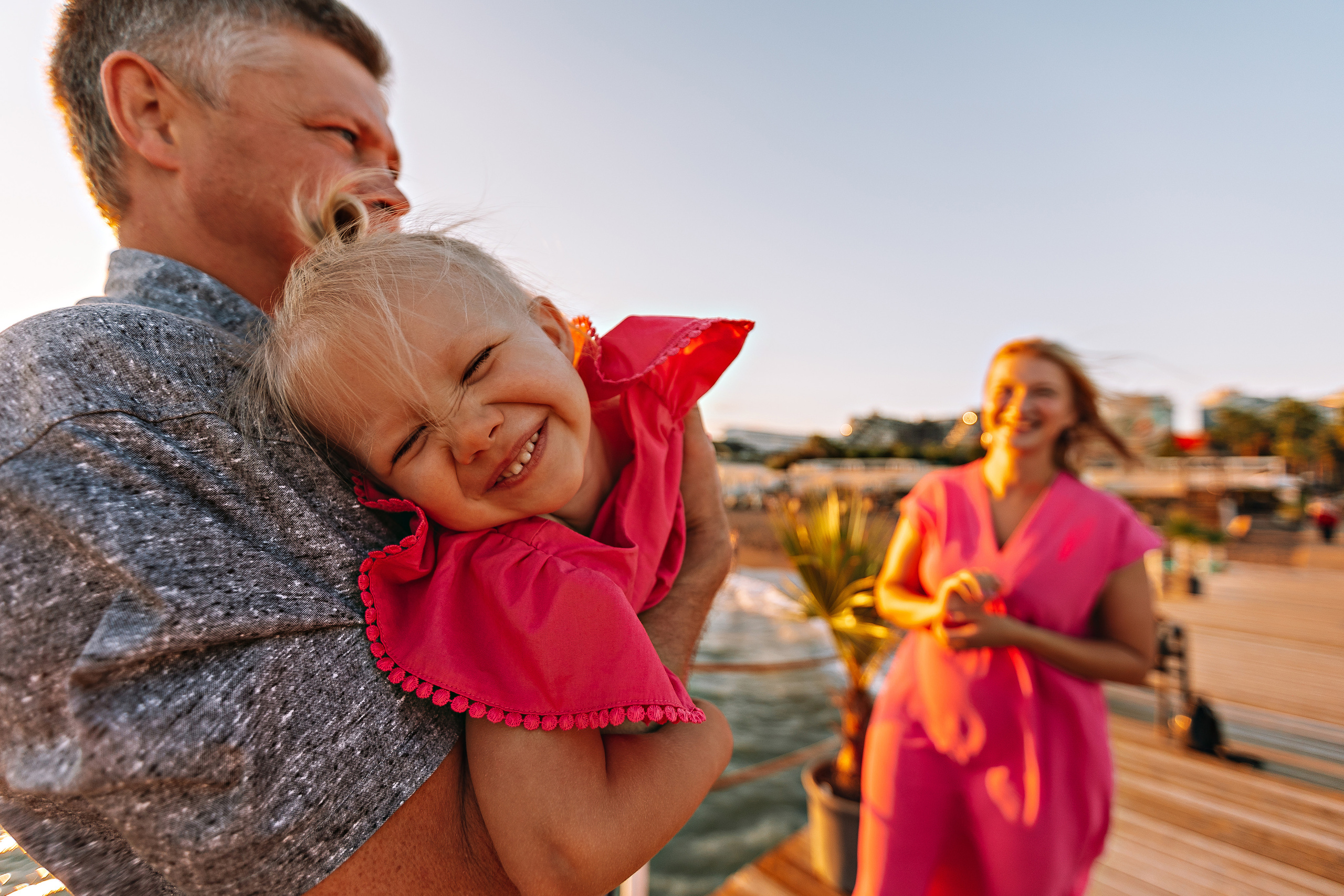 Семейная на берегу. Семейный фотограф Тюмень, фотограф на роды Салмина Мария