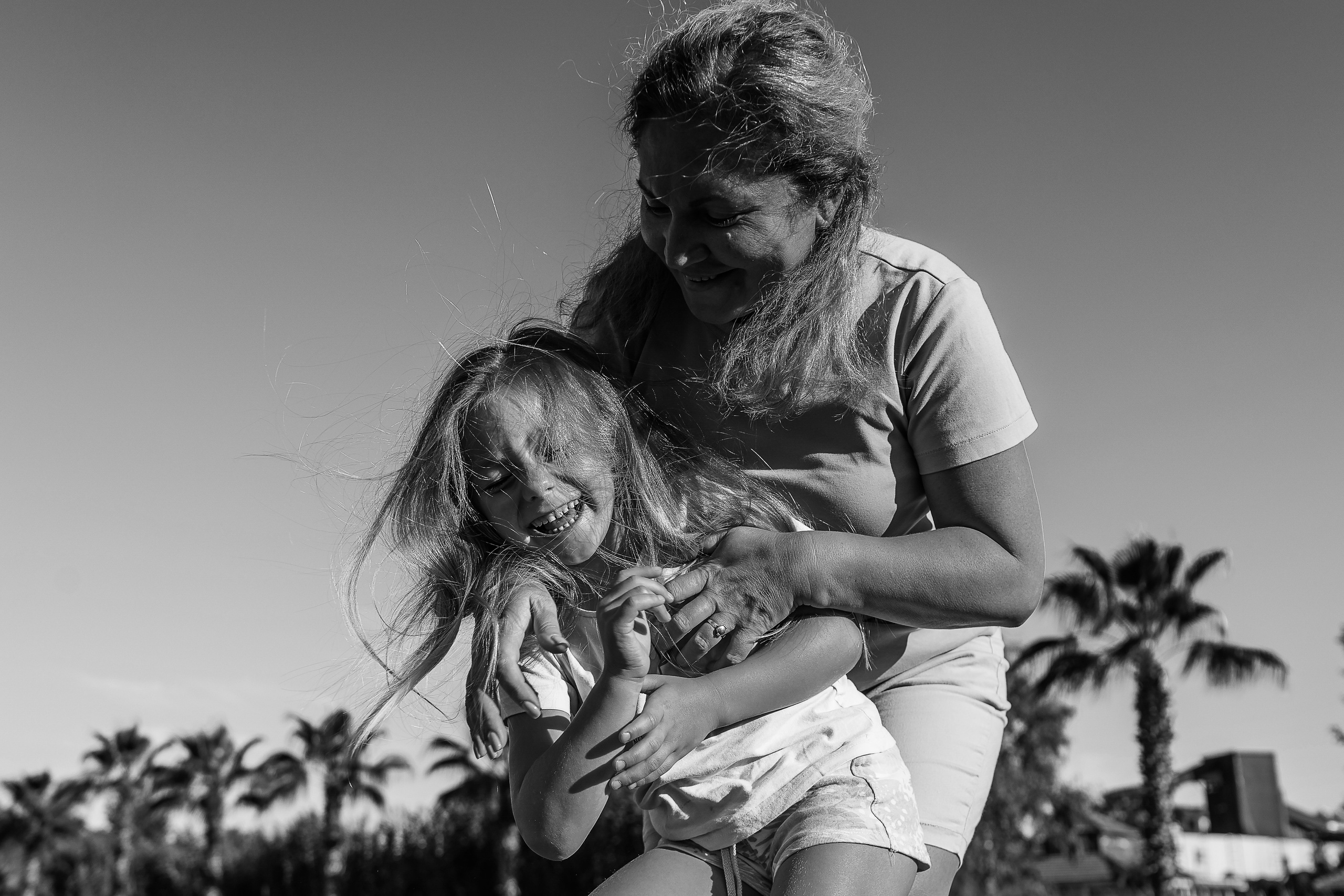 Пляж Сиде (бабушка и внучка). Семейный фотограф Тюмень, фотограф на роды Салмина Мария
