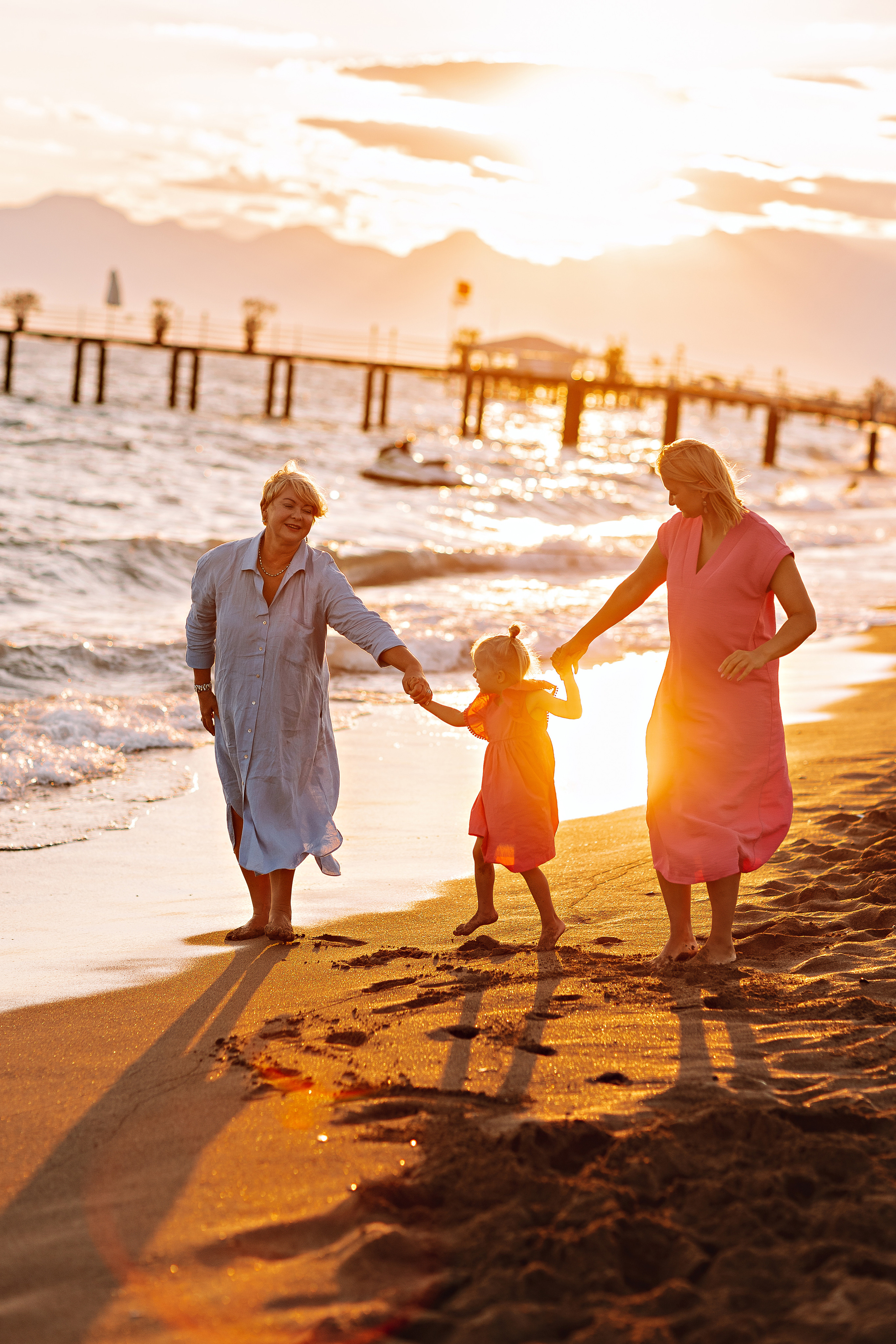 Семейная на берегу. Семейный фотограф Тюмень, фотограф на роды Салмина Мария