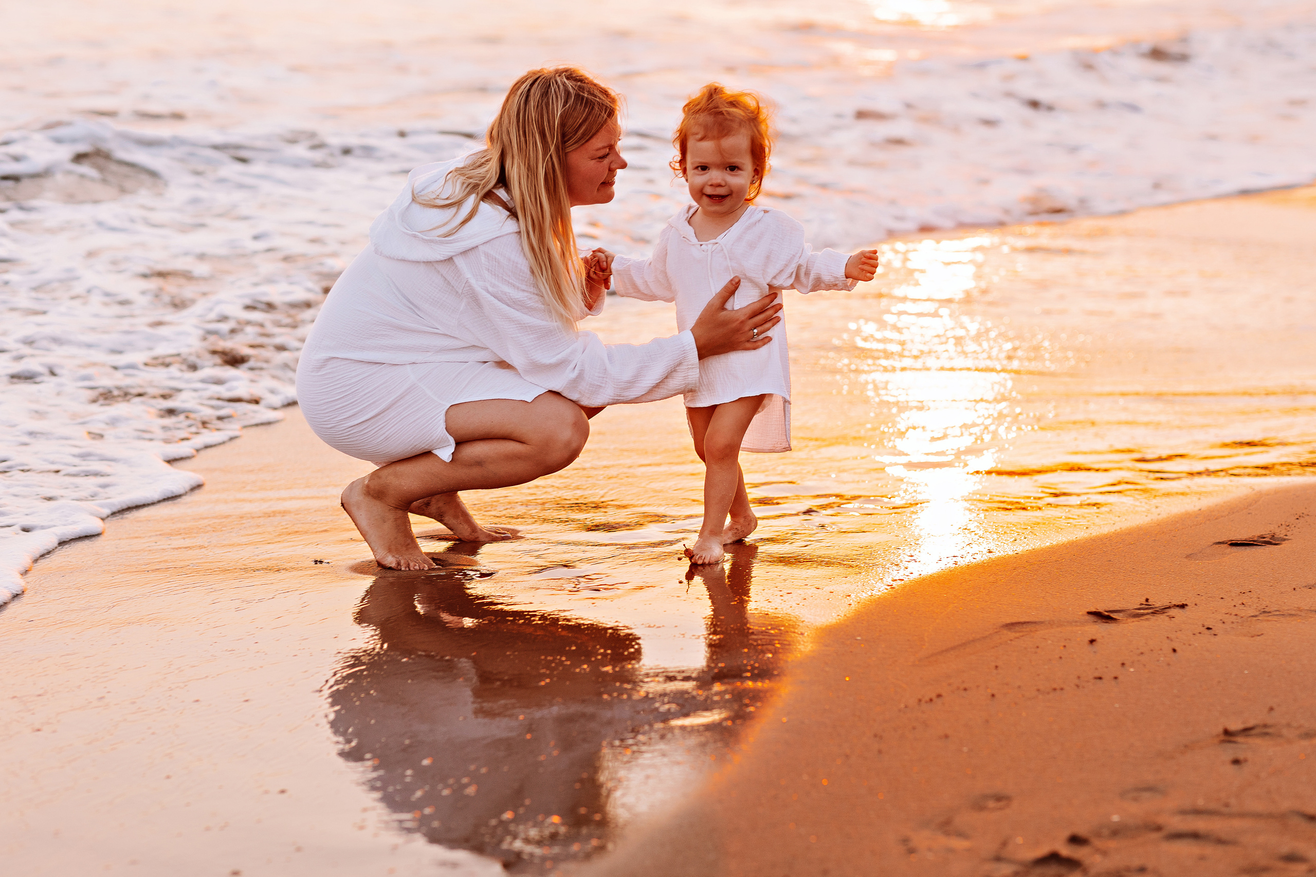 Сиде с малышкой. Семейный фотограф Тюмень, фотограф на роды Салмина Мария