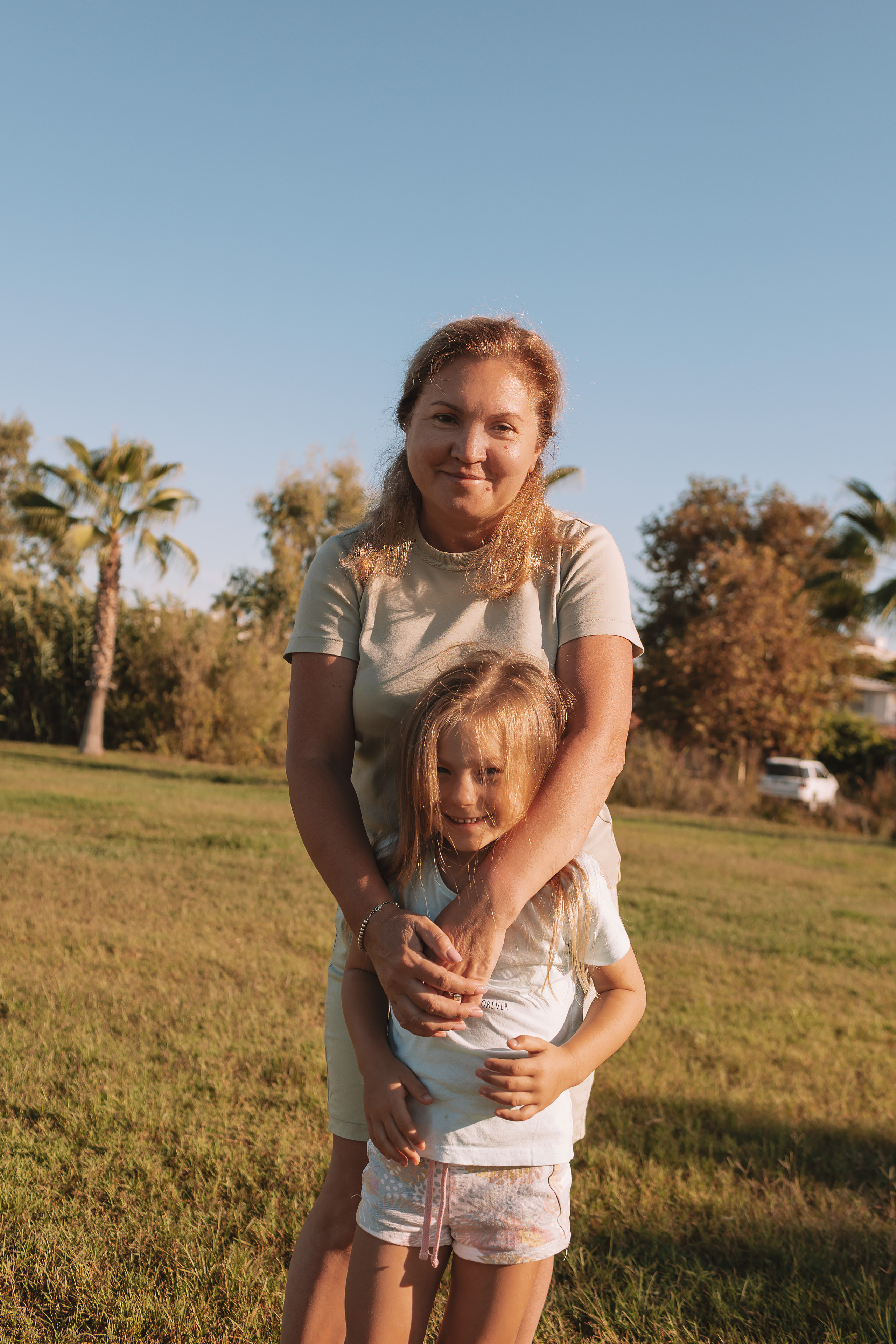 Пляж Сиде (бабушка и внучка). Семейный фотограф Тюмень, фотограф на роды Салмина Мария