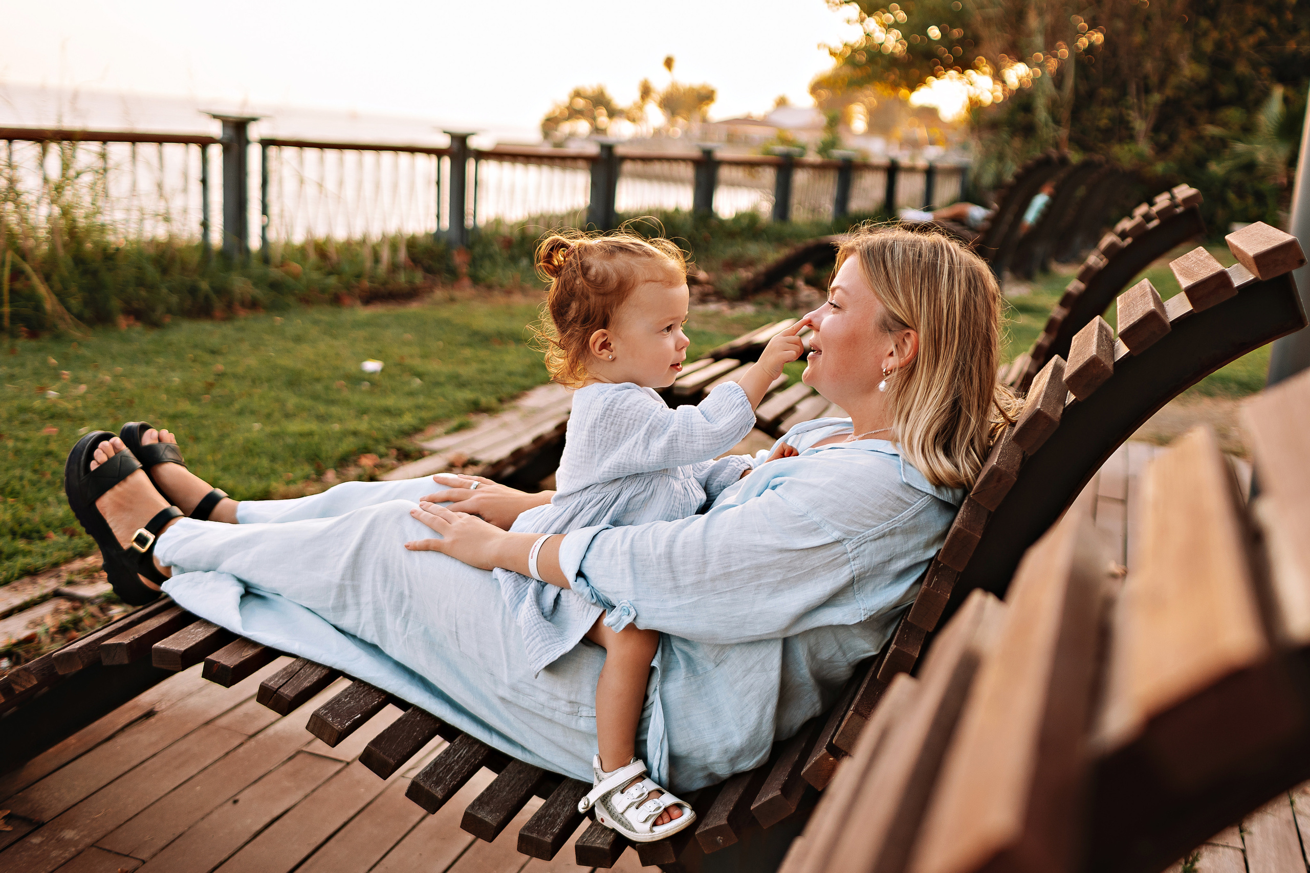 Сиде с малышкой. Семейный фотограф Тюмень, фотограф на роды Салмина Мария