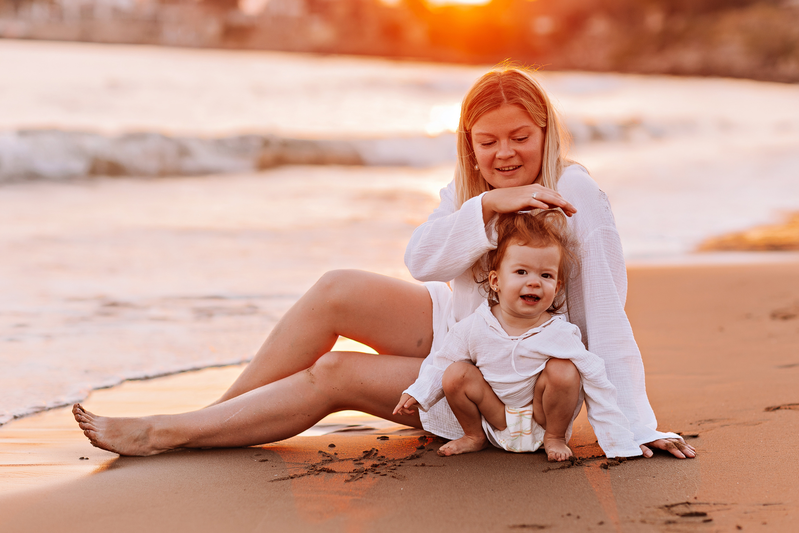 Сиде с малышкой. Семейный фотограф Тюмень, фотограф на роды Салмина Мария