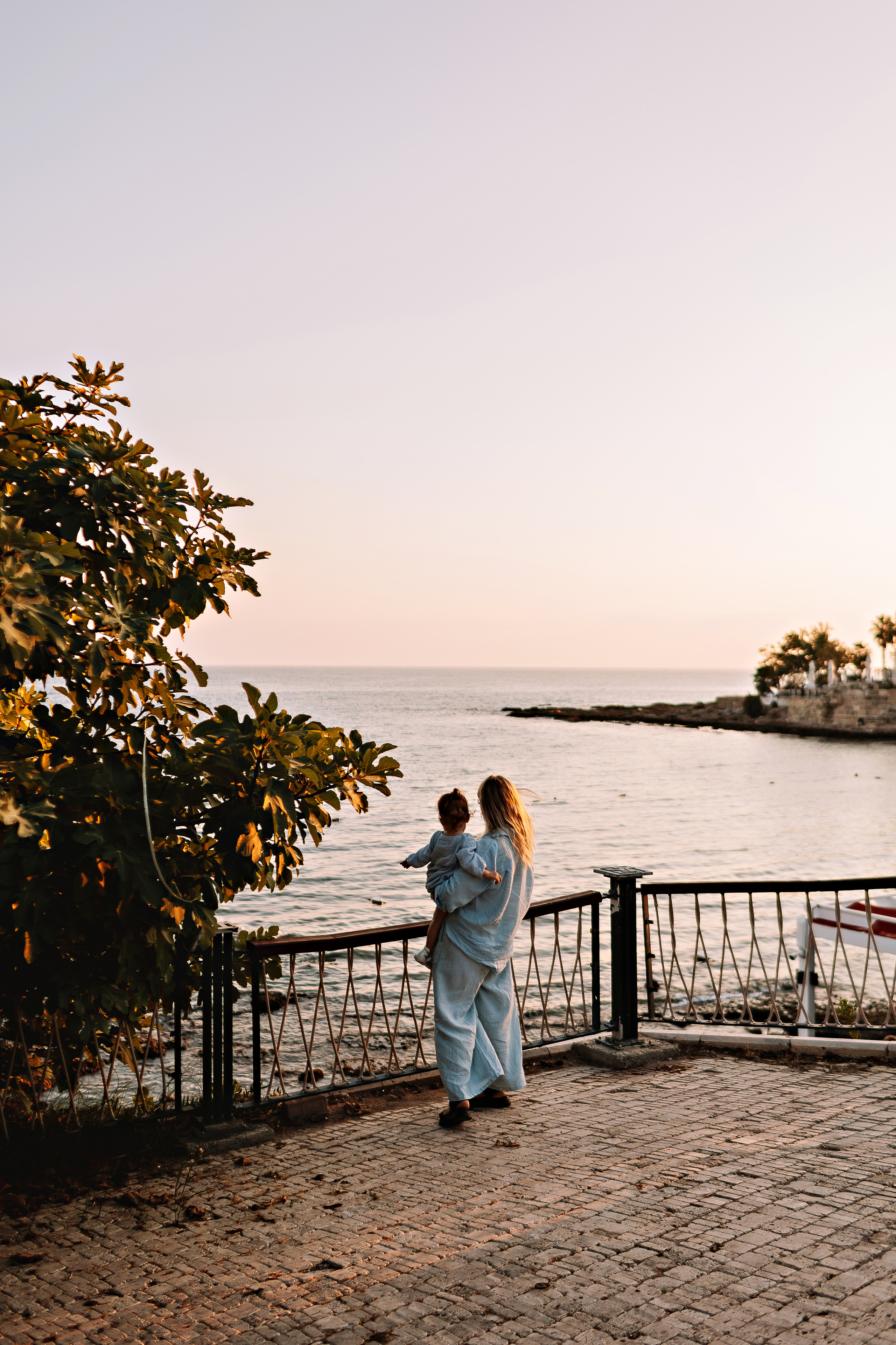 Сиде с малышкой. Семейный фотограф Тюмень, фотограф на роды Салмина Мария
