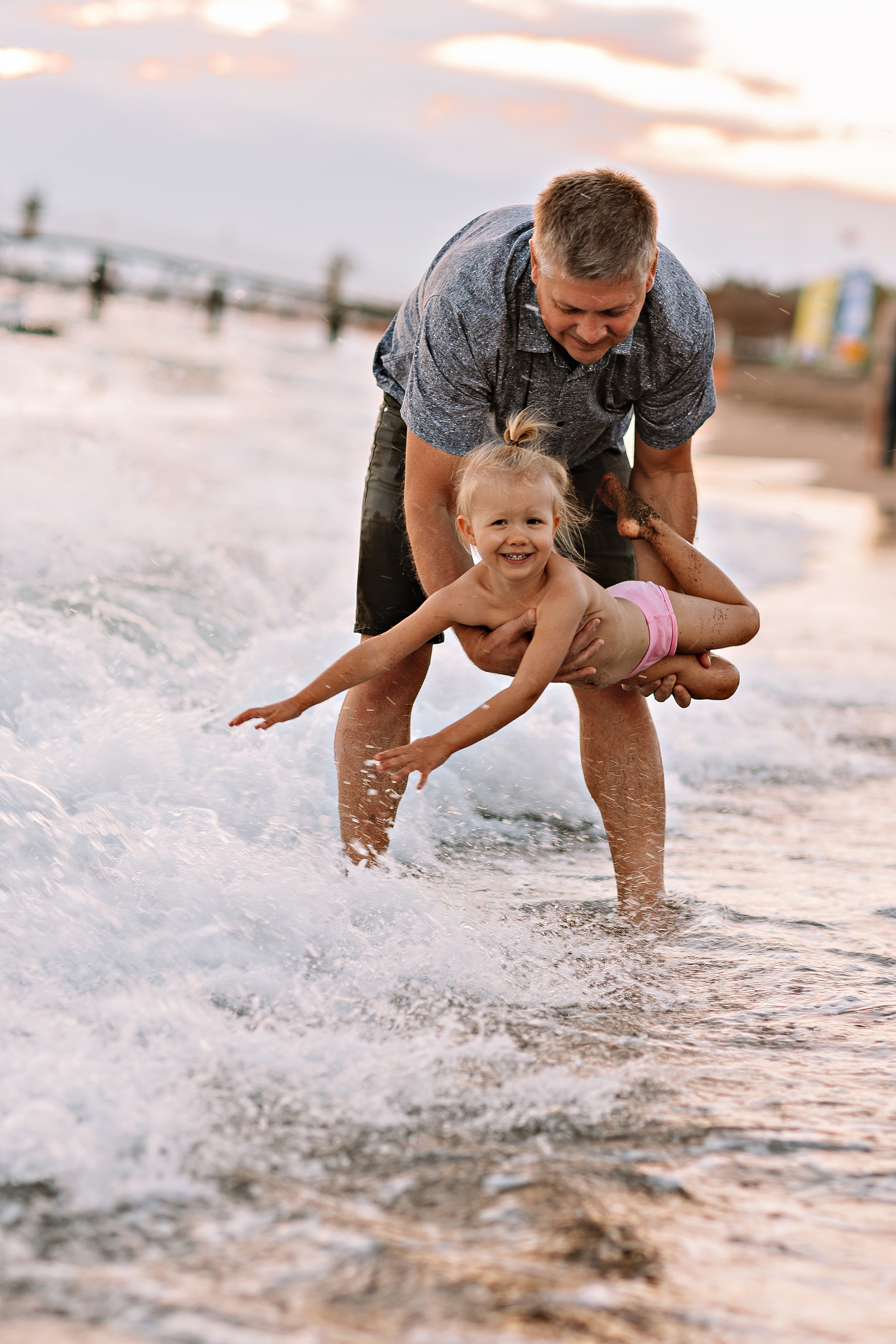 Семейная на берегу. Семейный фотограф Тюмень, фотограф на роды Салмина Мария