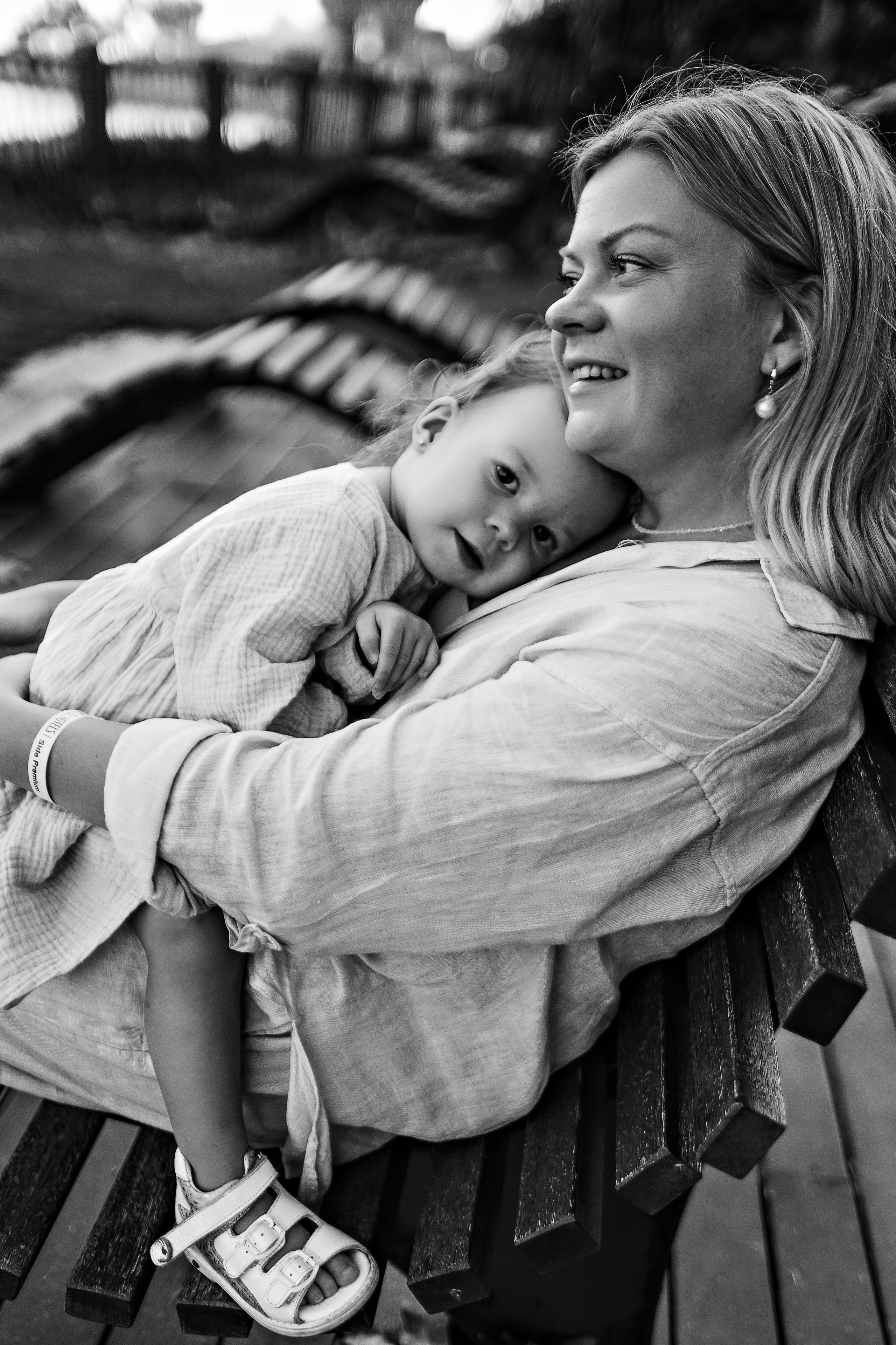 Сиде с малышкой. Семейный фотограф Тюмень, фотограф на роды Салмина Мария