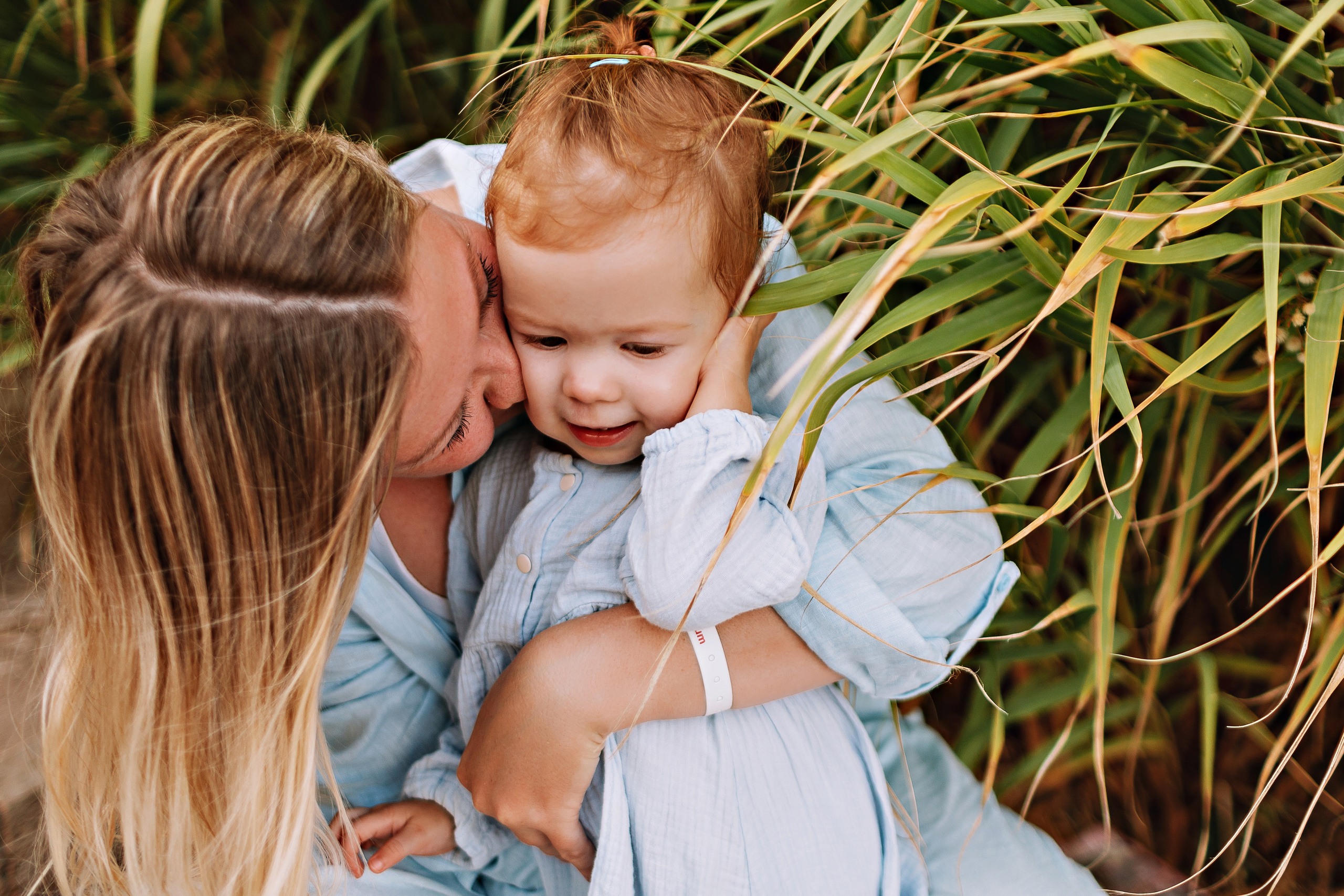 Сиде с малышкой. Семейный фотограф Тюмень, фотограф на роды Салмина Мария