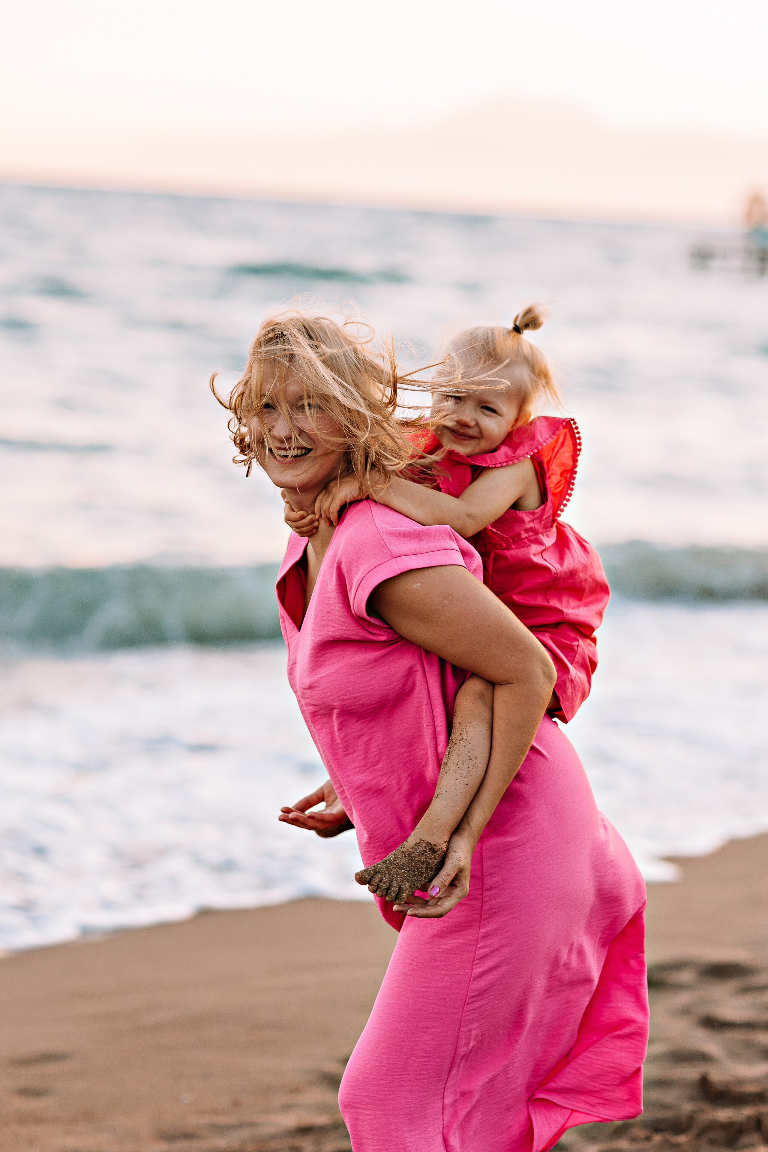 Семейная на берегу. Семейный фотограф Тюмень, фотограф на роды Салмина Мария