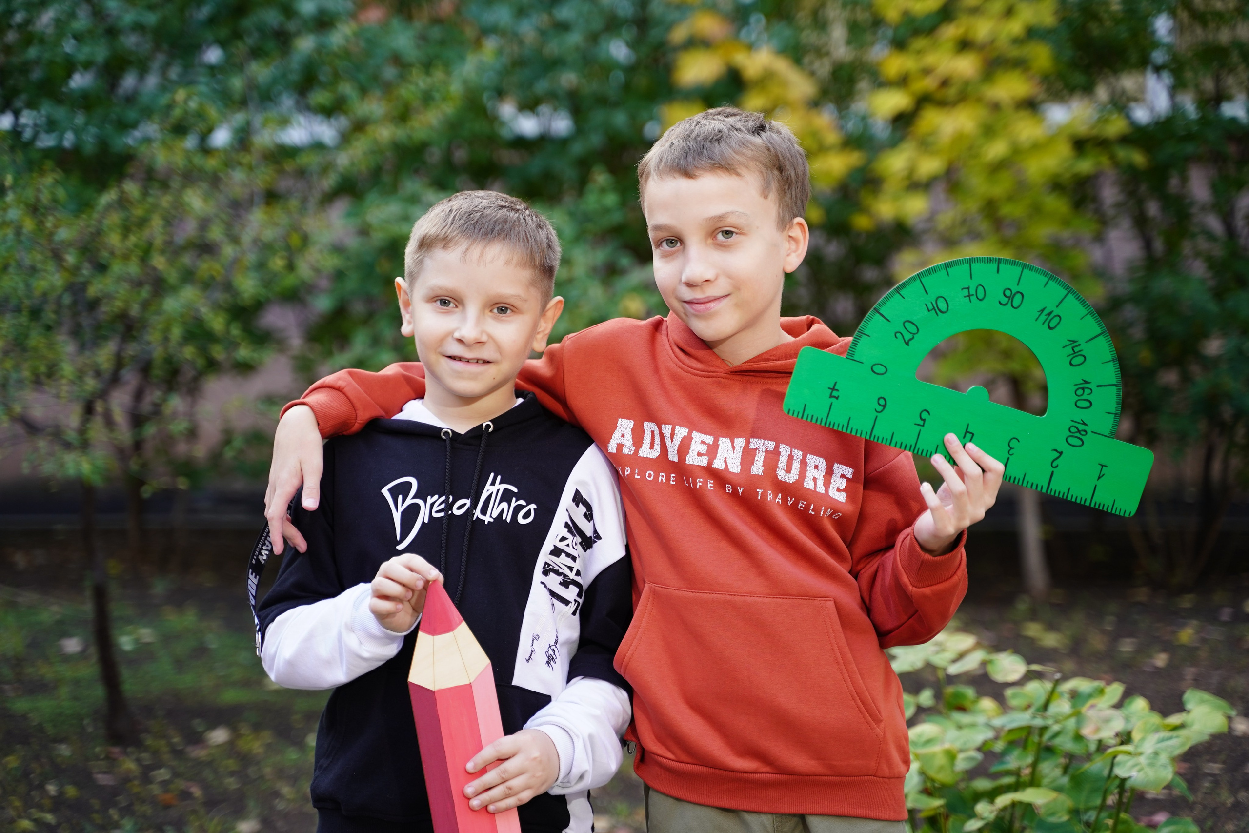 Фото с другом. MEMENTO.Выпускные альбомы, школьные, юбилейные и другие книги. Ростов-на-Дону