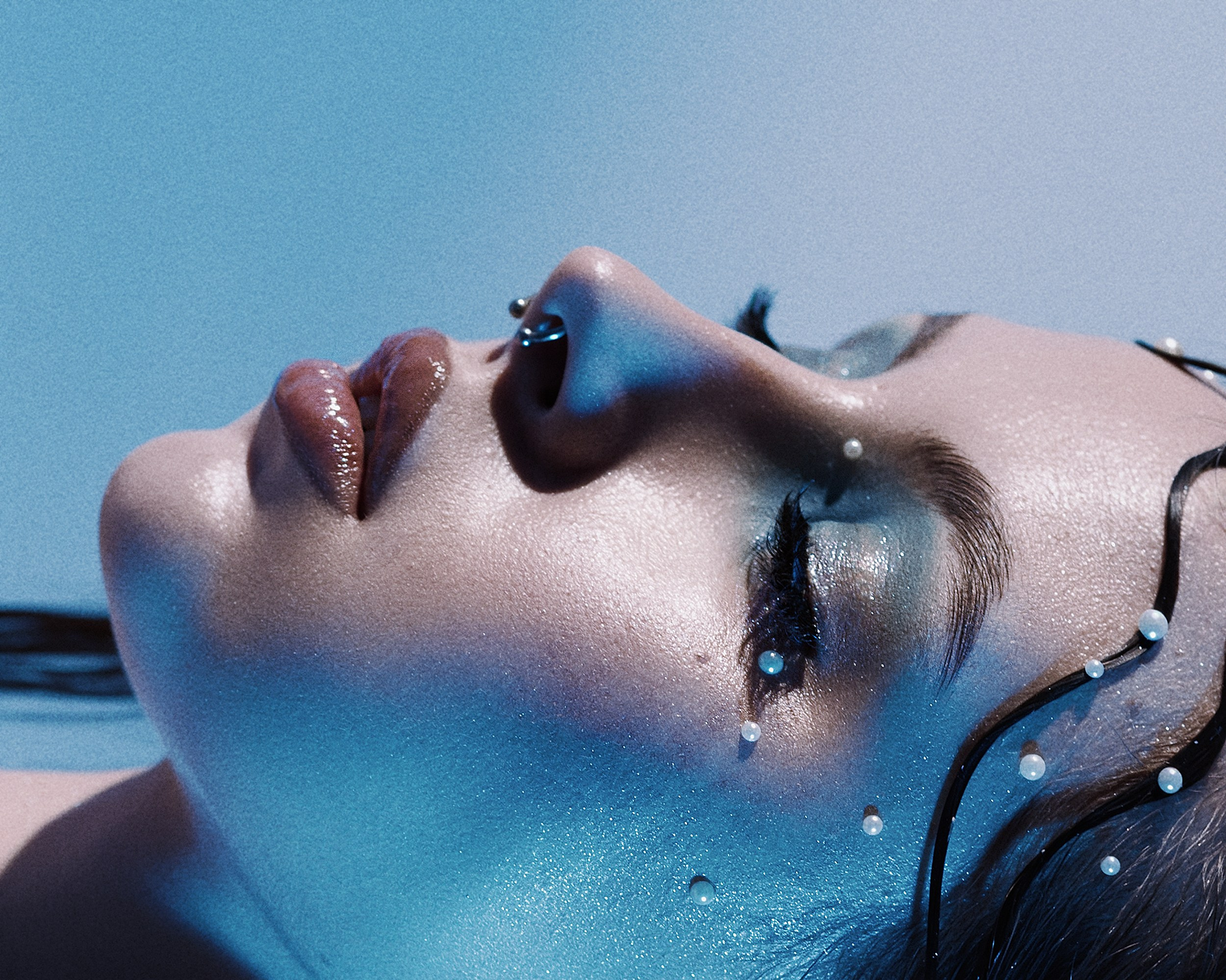 Фотограф Александра Овечкина (Пенза): художественный портрет модели, акцент на влажных губах и жемчужинах на лице.