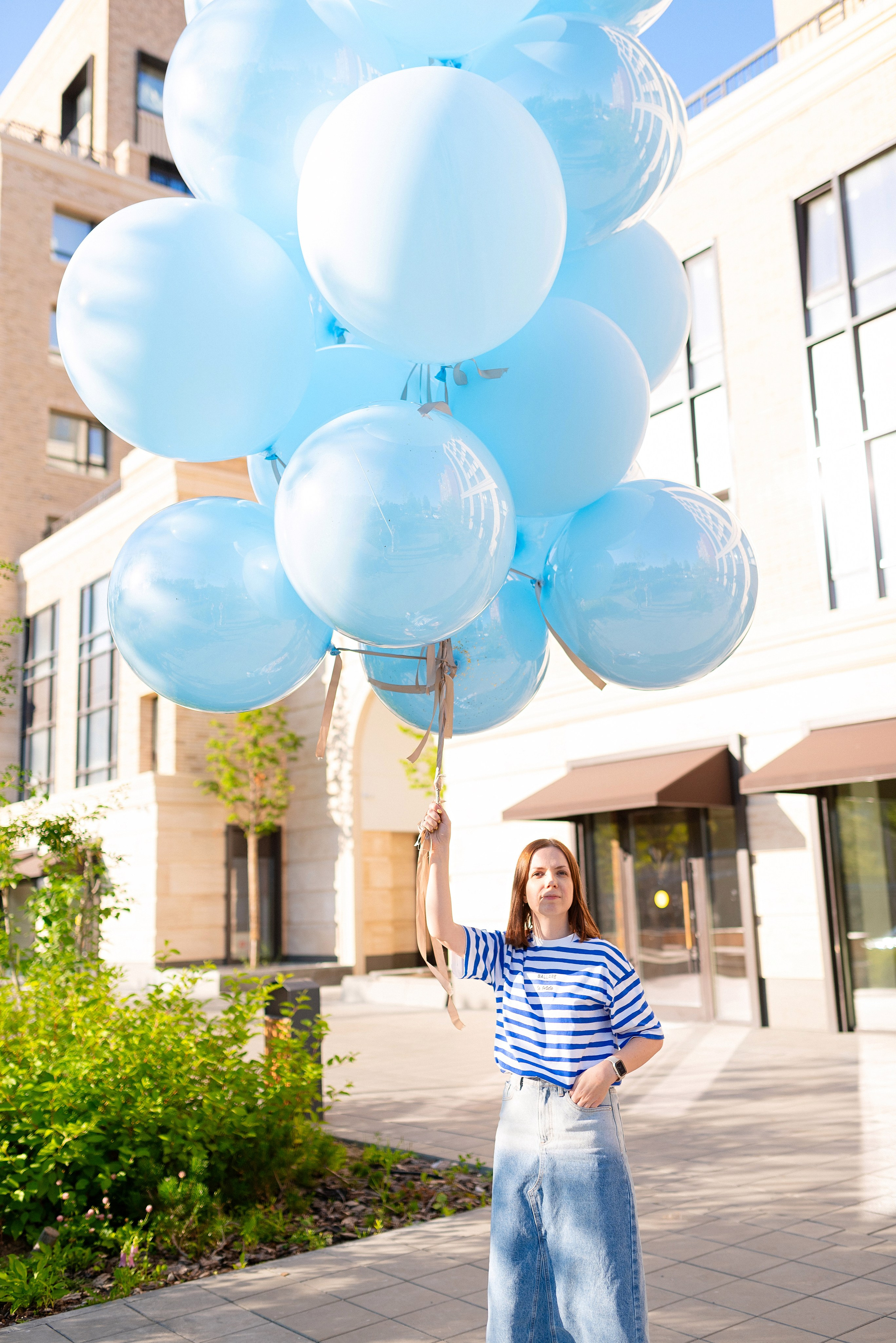 Огромные яркие воздушные шары от ШарЛэнд, парящие над живописным ландшафтом города Сургут, запечатленные профессиональным фотографом Анной Старцевой. Фото демонстрирует зрелищность мероприятия и атмосферу праздника, привлекая внимание зрителей красотой и масштабом события.