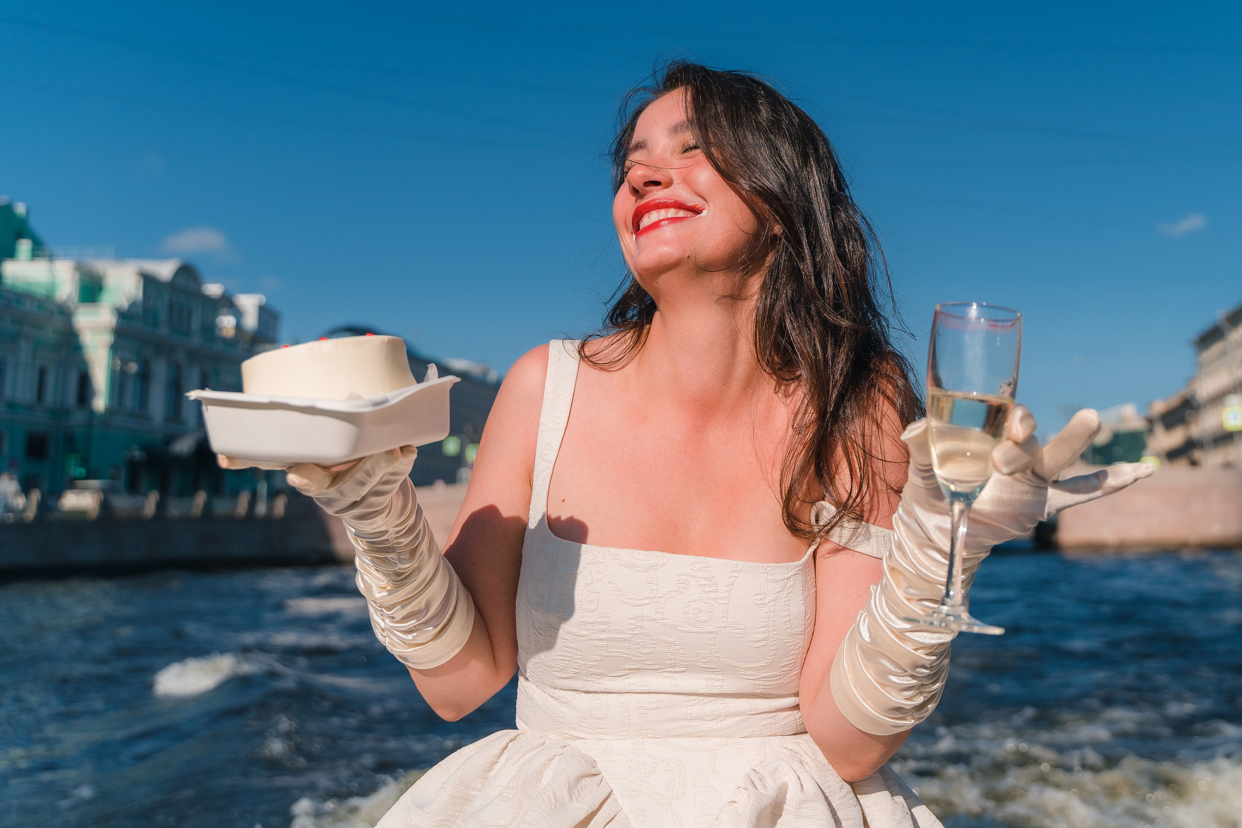 Фотосъемка девичника, встреча девушек, веселые женские портреты