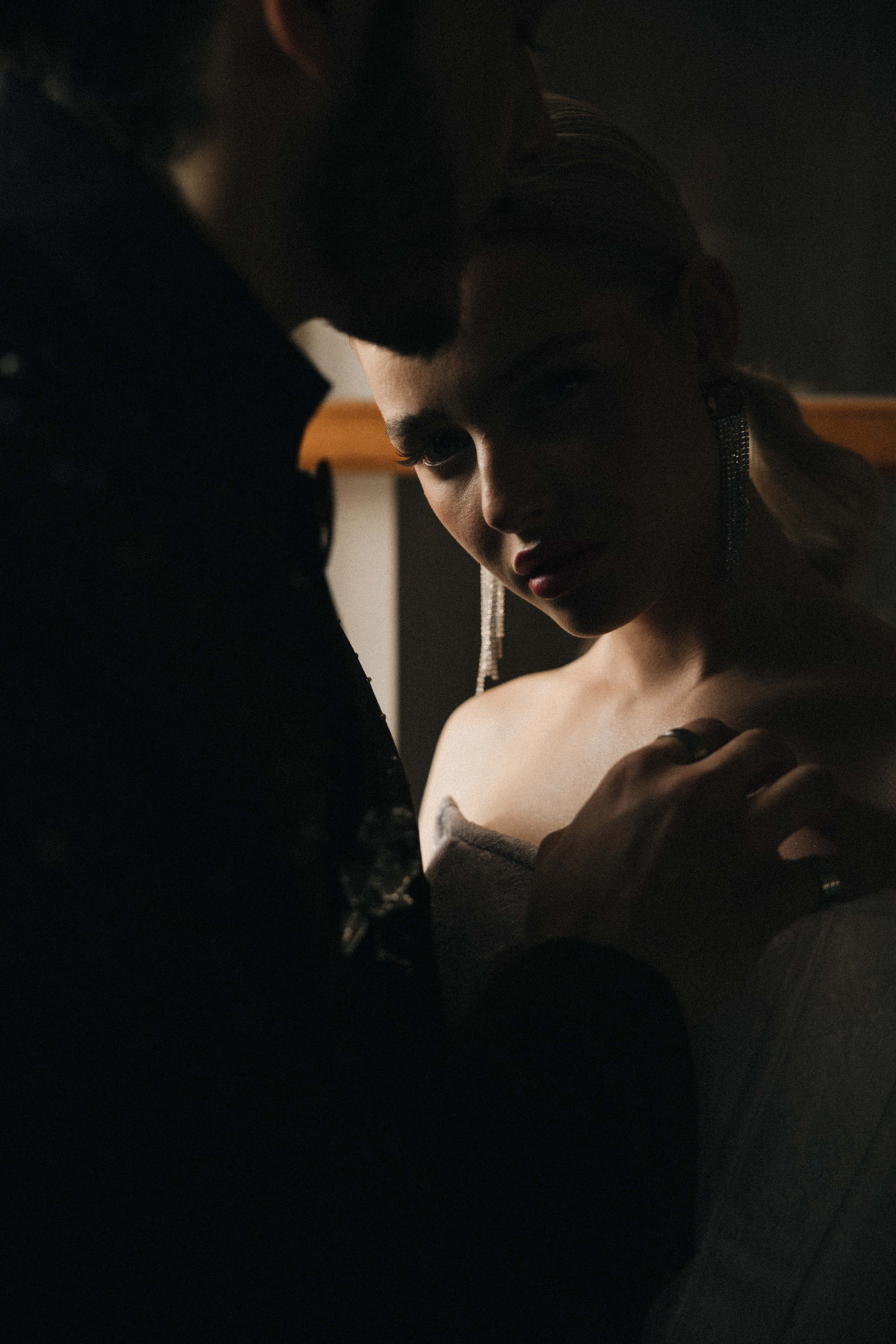 Счастливая пара позирует на свадебной фотосессии на фоне зеленой ткани в театре ,фэшн съемка ,топ 100 — свадебный фотограф Алена Межевова