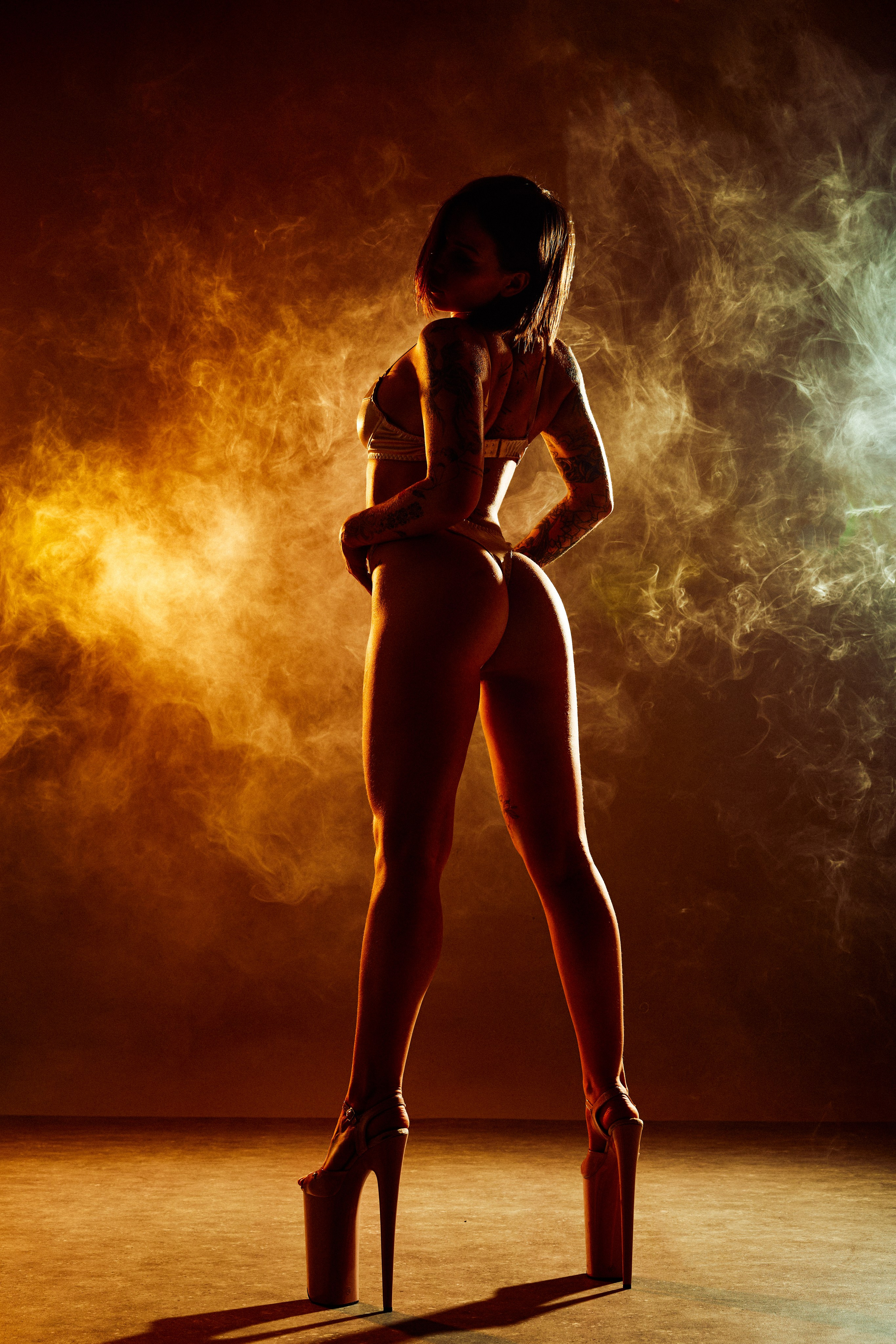 Арт-фотография в духе Playboy с силуэтом у окна.