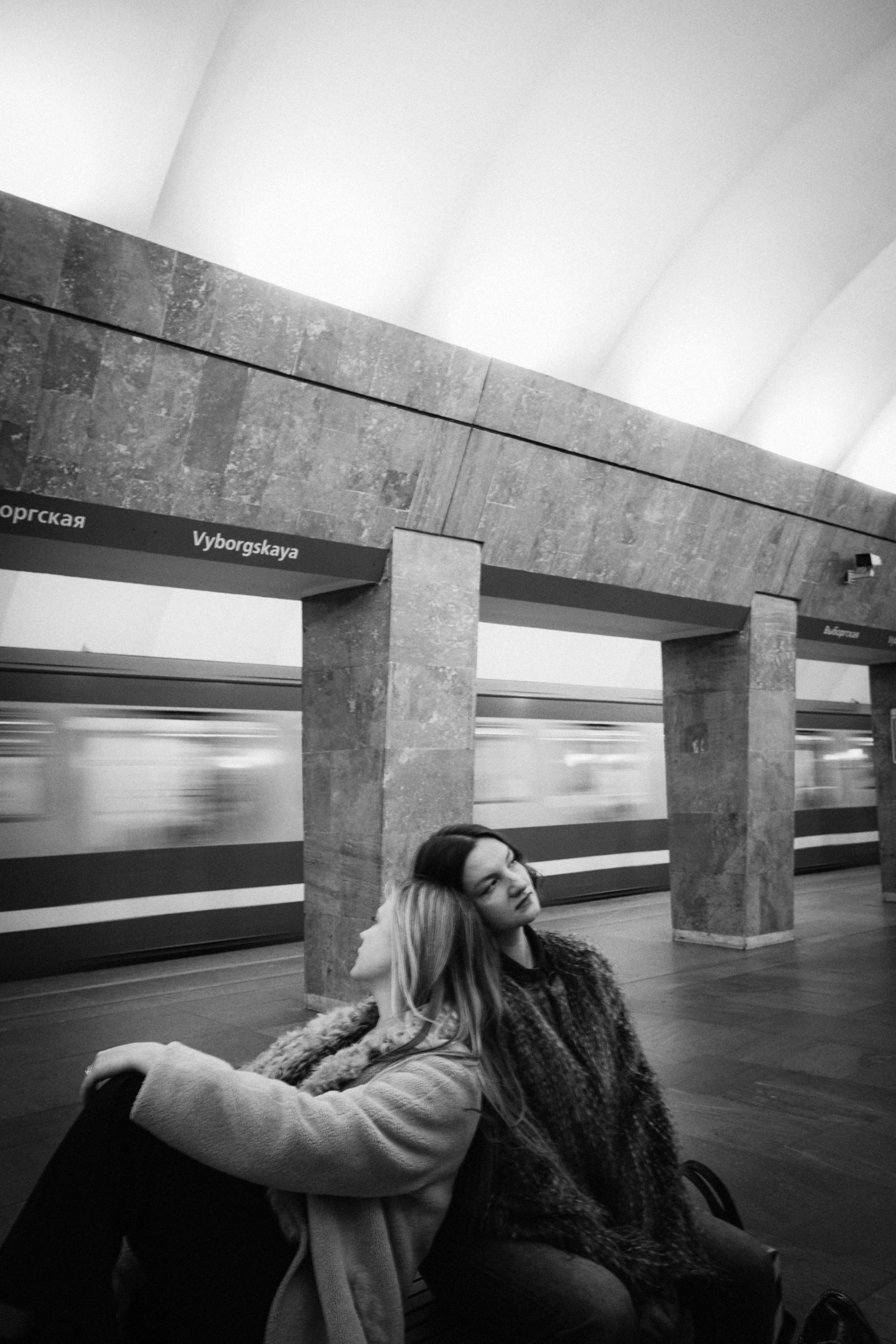 Катя и Кристина в метро. Klerout Photographer