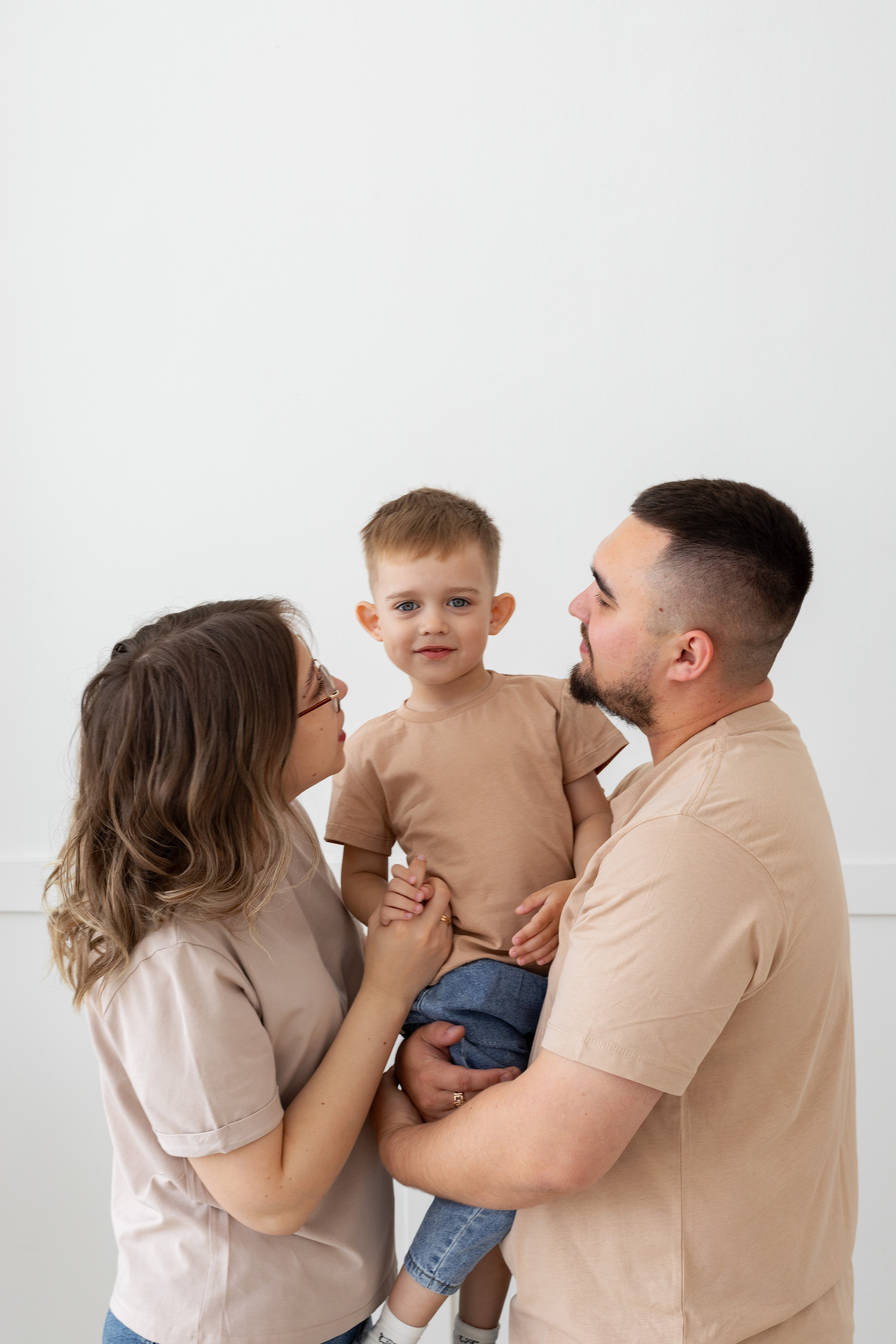 Семейная фотосессия в студии (Михаил, Крестина и Макар). Женский фотограф в Орске Новотроицке Динара Долганова
