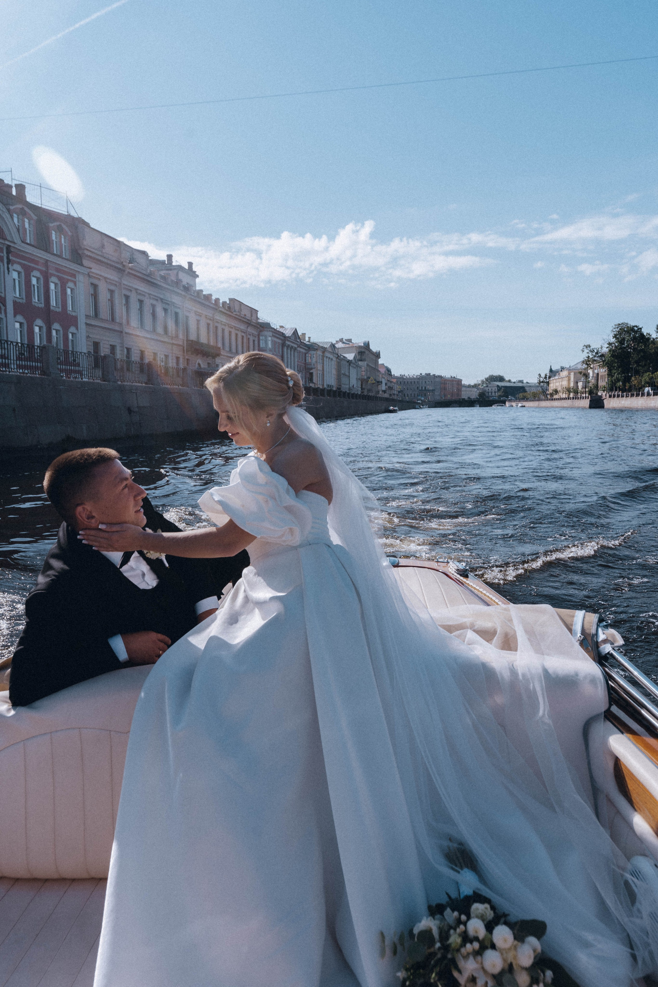 СВАДЕНБНАЯ СЬЕМКА НА КАТЕРЕ ПО КАНАЛАМ САНКТ-ПЕТЕРБУРГА И В АКВАТОРИИ НЕВЫ. Профессиональный фотограф, Санкт-Петербург — Виктория Богомолова