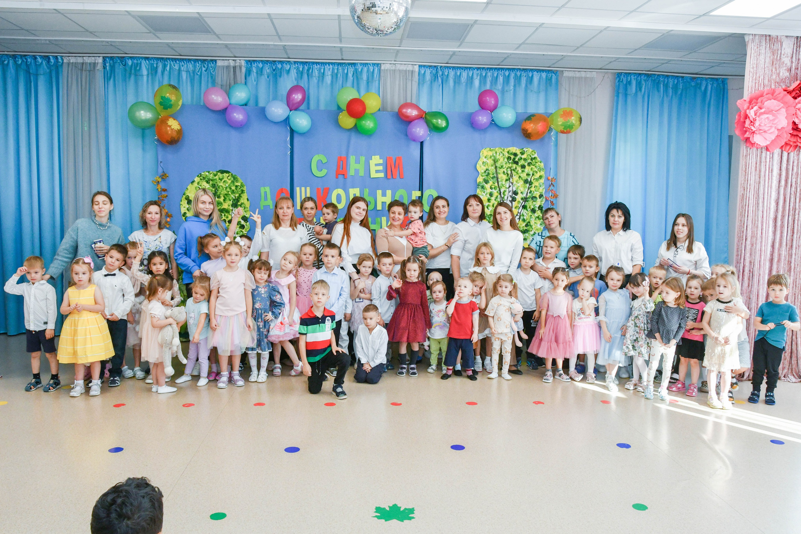 2023 г. День дошкольного работника и прогулка. Репортажный и детский фотограф в Новосибирске