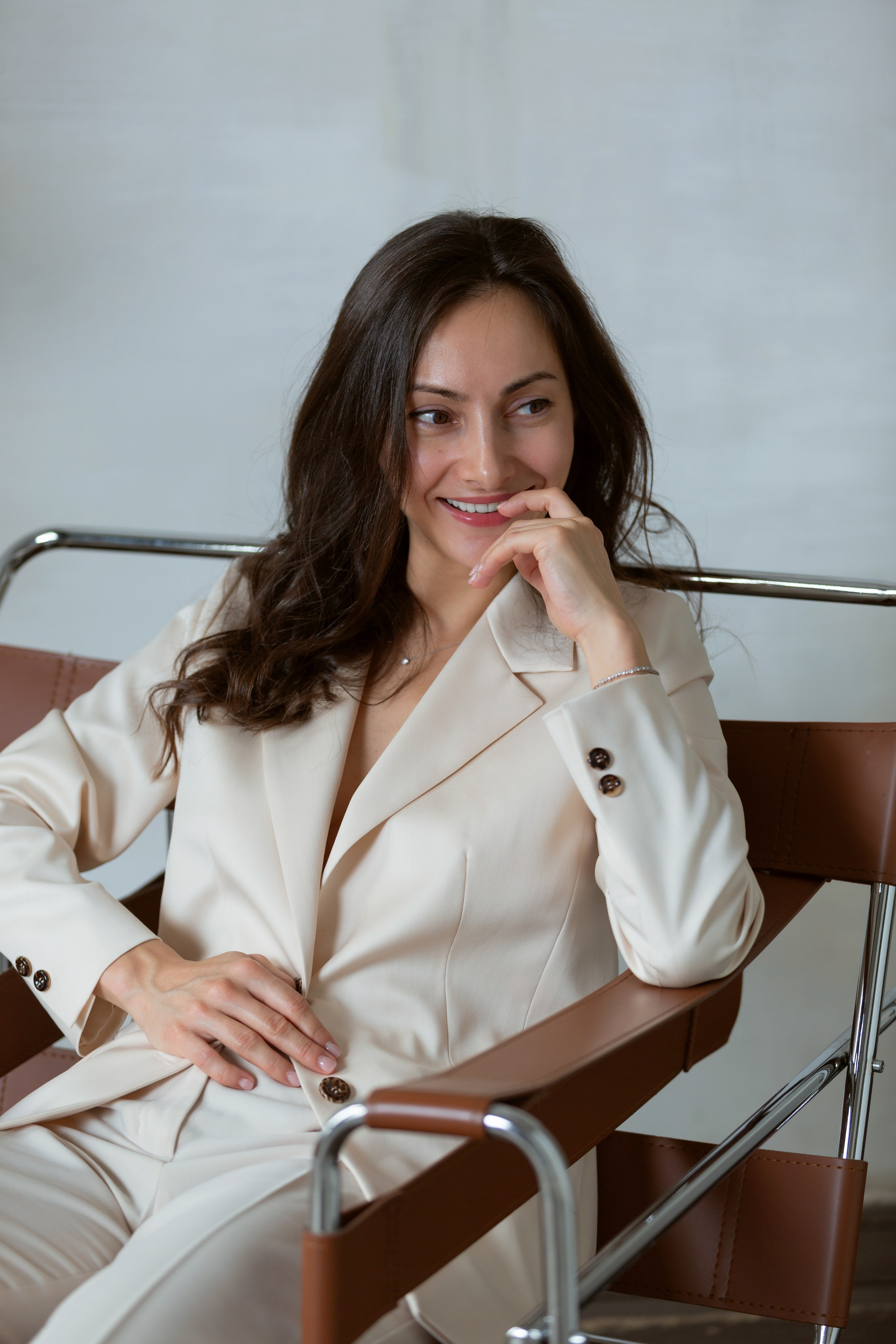 Нежный портрет девушки в белой рубашке на фотосессии в естественном свете.