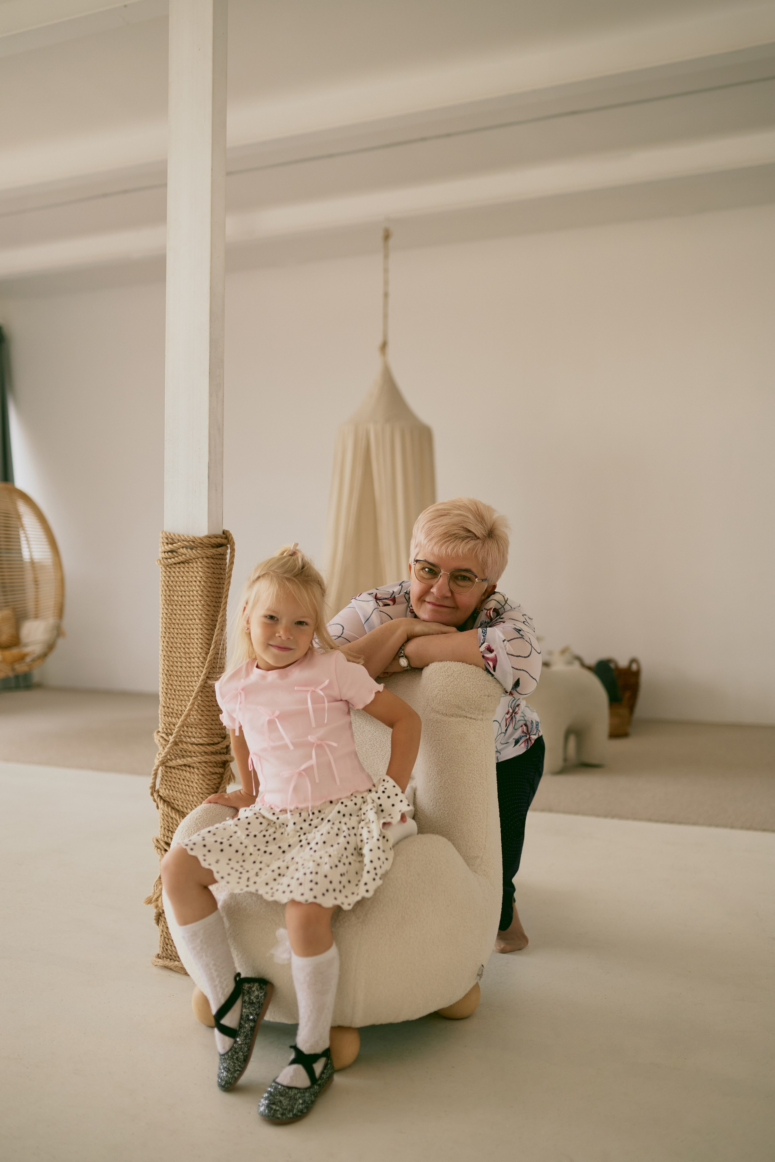 Семейная фотосессия в фотостудии. Сестры Карабаза. Фотографы и ретушеры в Москве и Санкт-Петербурге