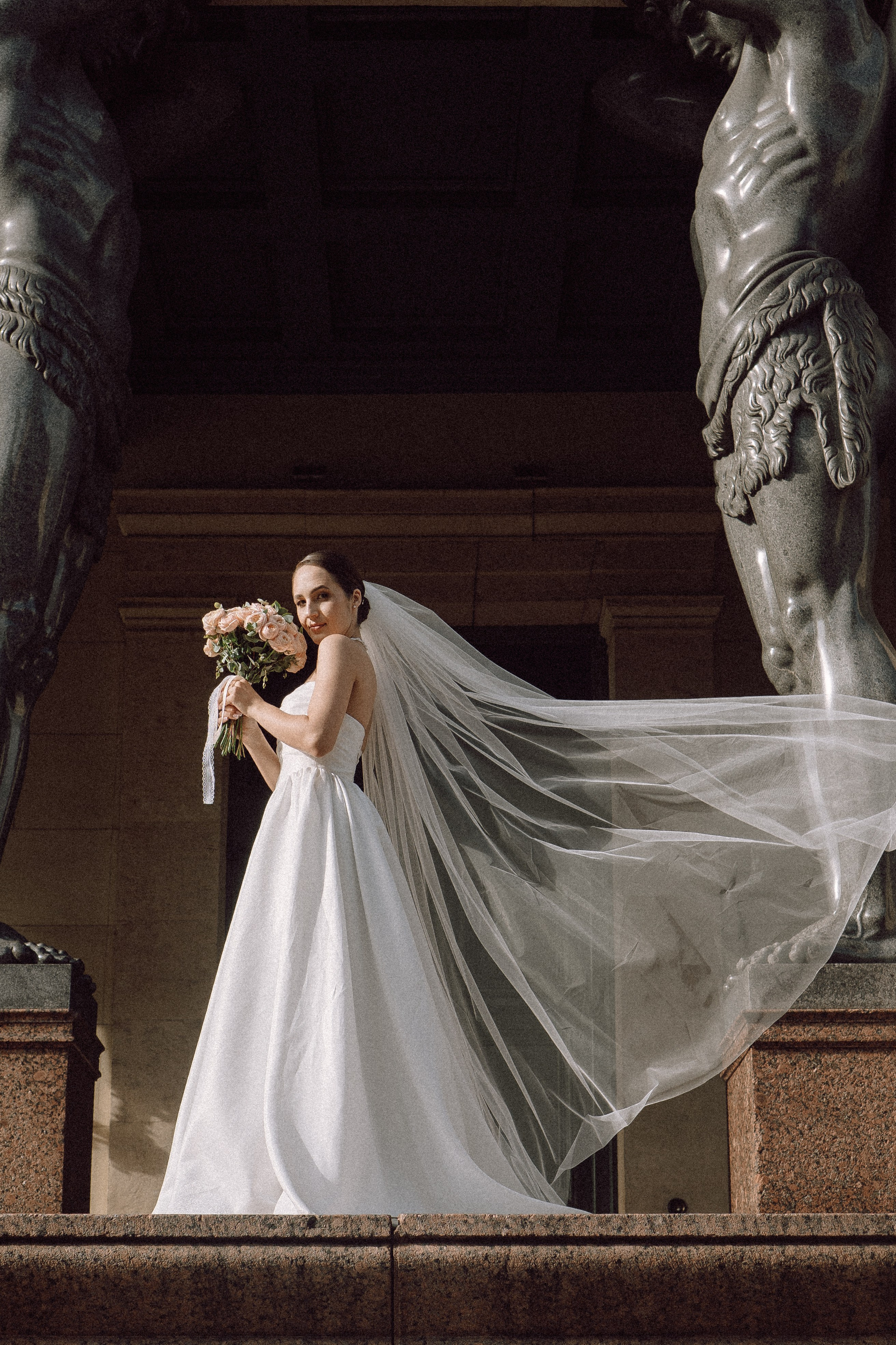 СВАДЕБНАЯ ПРОГУЛКА В САНТК-ПЕТЕРБУРГЕ (ИСАКИЕВСКИЙ СОБОР, ЗИМНЯЯ КАНАВКА, ЭРМИТАЖ И БОЛЬШАЯ МОРСКАЯ УЛИЦА). Профессиональный фотограф, Санкт-Петербург — Виктория Богомолова