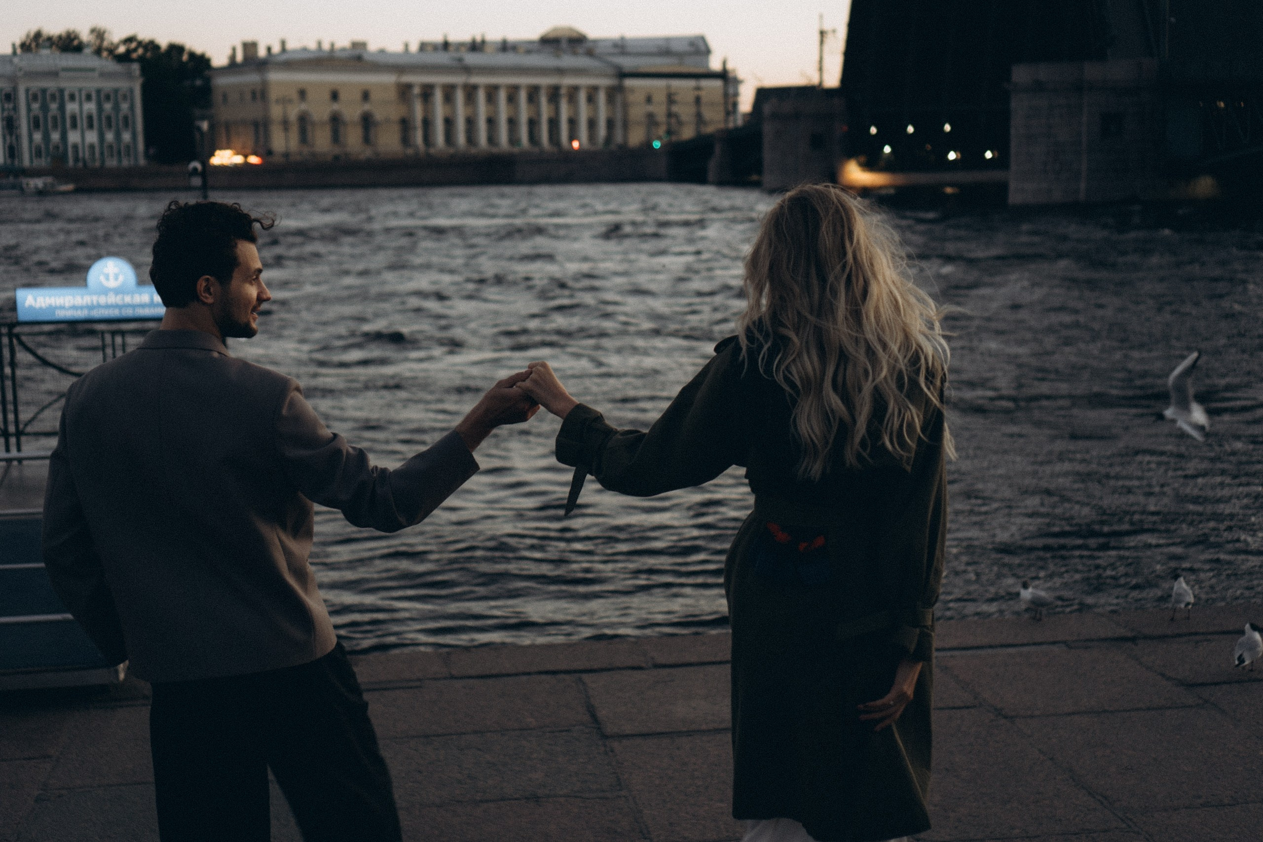 СВАДЕБНАЯ СЬЕМКА ПАРЫ НА РАССВЕТЕ В БЕЛЫЕ НОЧИ И ПРОГУЛКА С РАЗВОДНЫМИ МОСТАМИ И ПИКНИК ВОЗЛЕ ИСАКИЕВСКОГО СОБОРА. Профессиональный фотограф, Санкт-Петербург — Виктория Богомолова