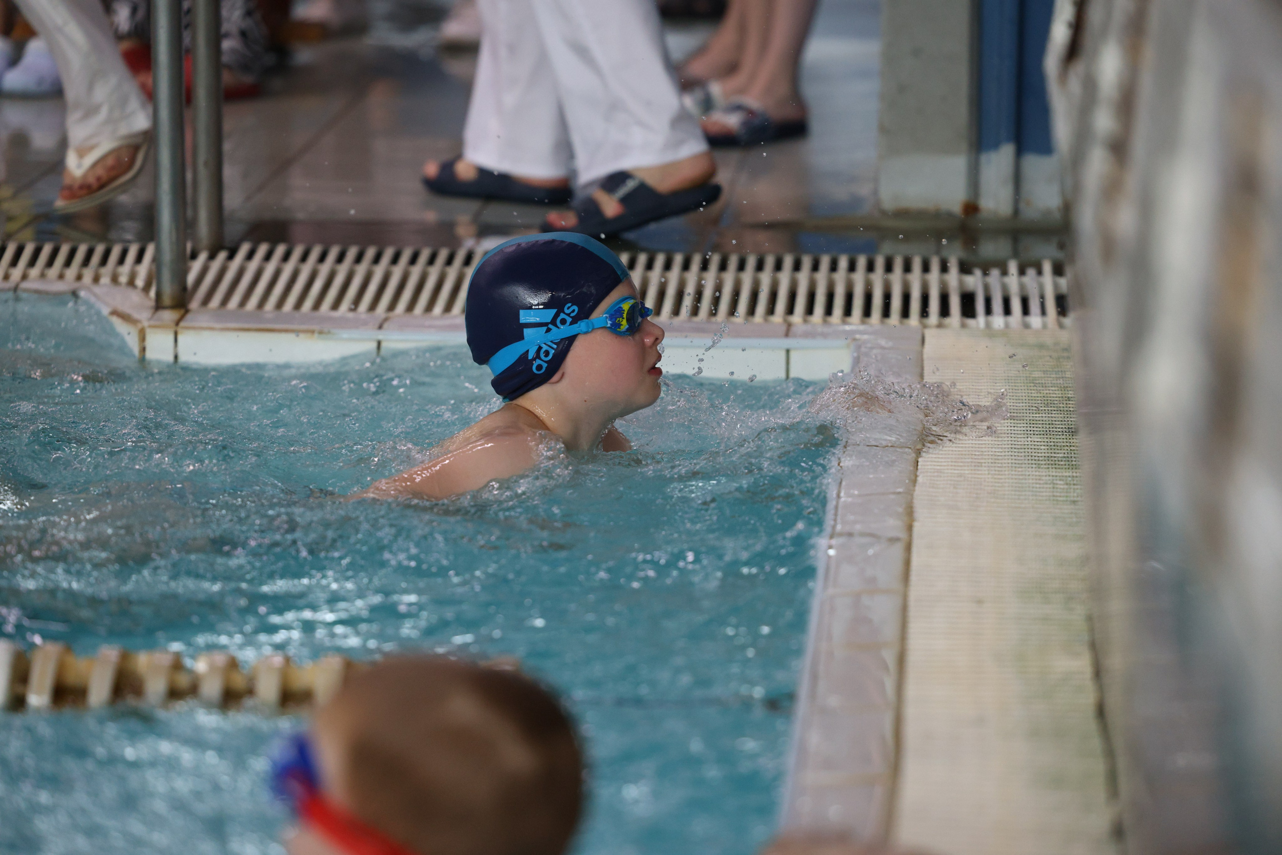 Веселый дельфин. Плавание. Дети 8-9 лет. Фотограф Александр Заломаев