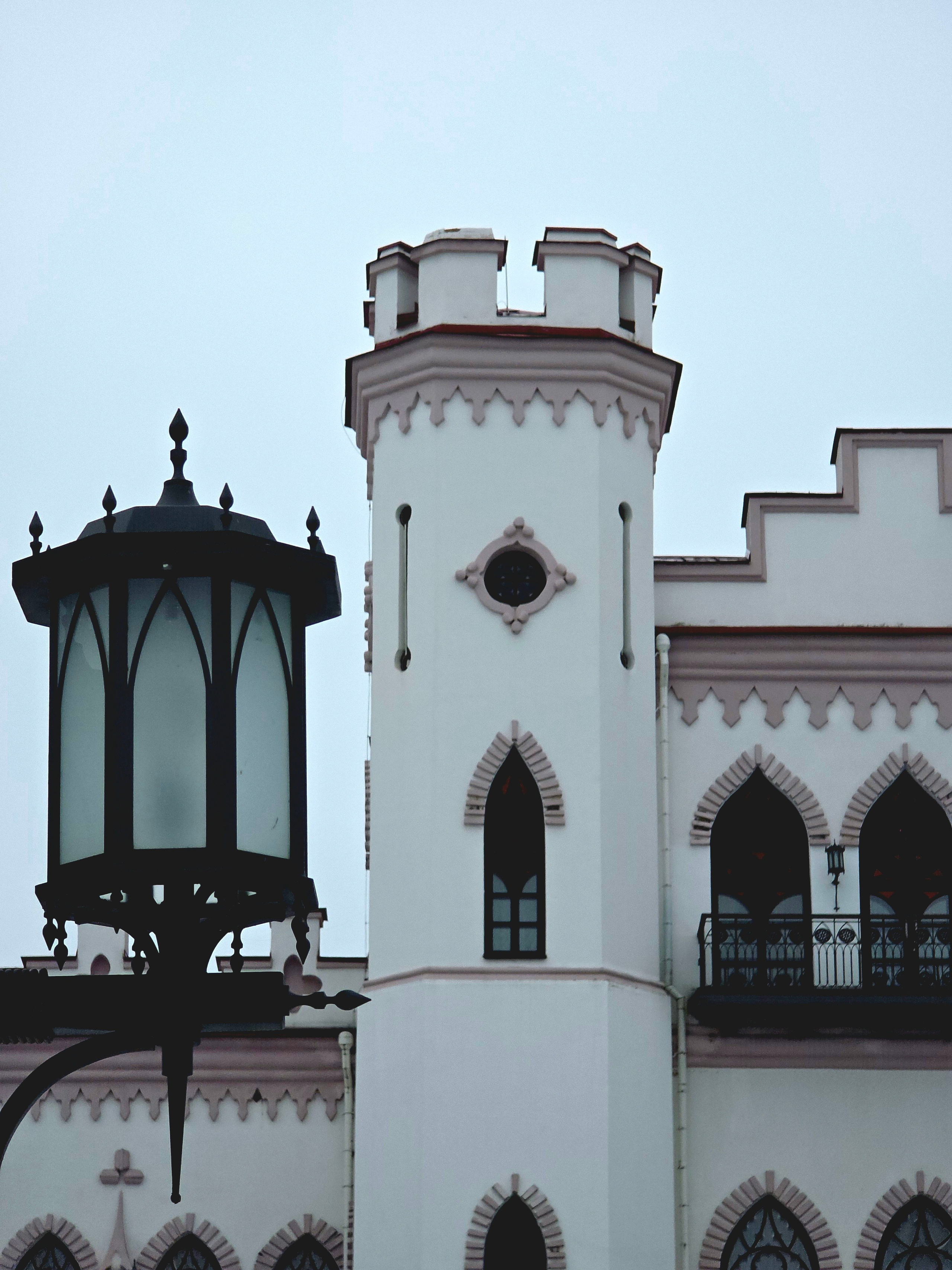 Холм, на котором стоит дворец, рукотворный. Он образовался, когда по приказу отца Вандалина Войцеха были вырыты 3 искусственных водоема. Впоследствии холм преобразовали в террасный парк, украшенный скульптурами и фонтанами