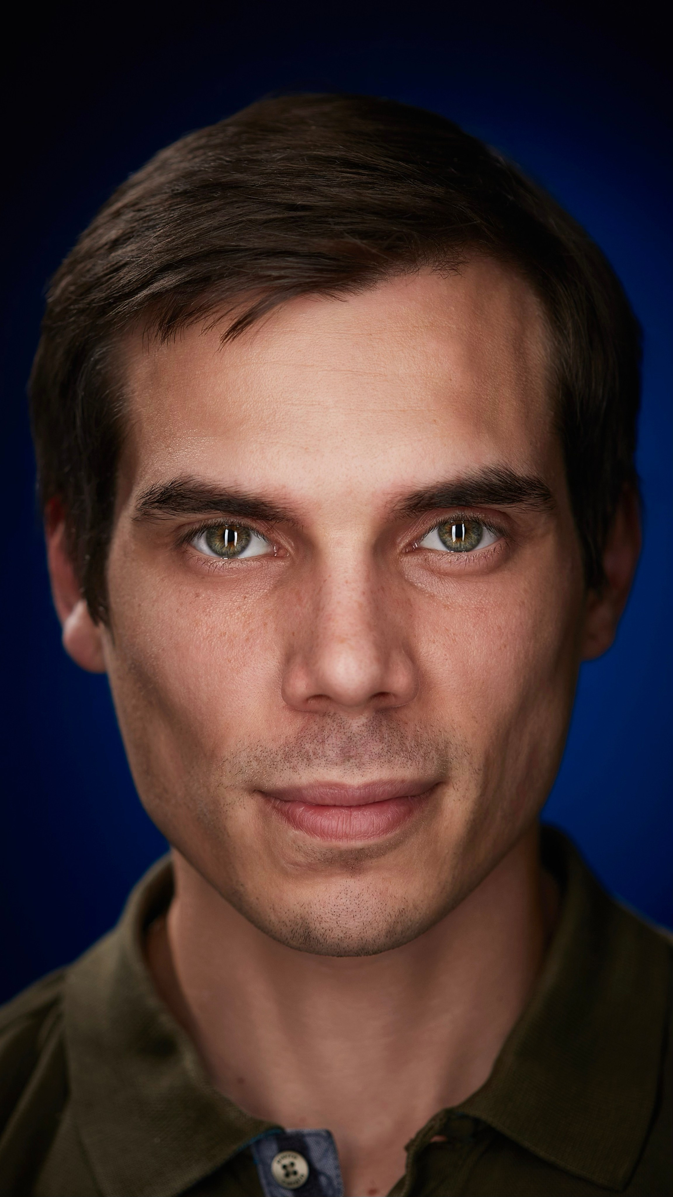 "Профессиональный портрет мужчины в студии""Женский портрет с естественным освещением""Крупный план портрета улыбающейся женщины""Портретная съемка в студии для делового портфолио"Для съемки сотрудников компании:"Группа сотрудников компании на корпоративной фотосессии""Портреты сотрудников офиса для корпоративного сайта""Фотосъемка команды компании в рабочей обстановке""Деловой портрет сотрудника для бизнес-профиля"