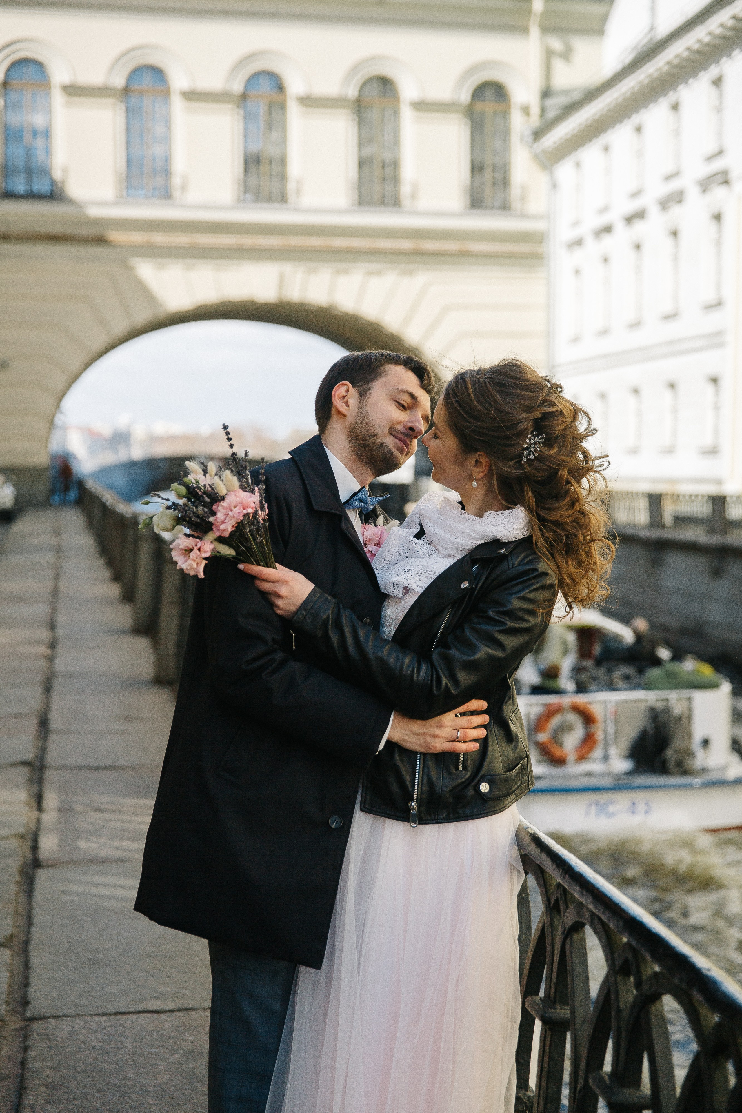 МАЙ | Дворец № 1, Атланты, Эрмитажный дворик. Свадебный фотограф в Санкт-Петербурге Полина Корзухина