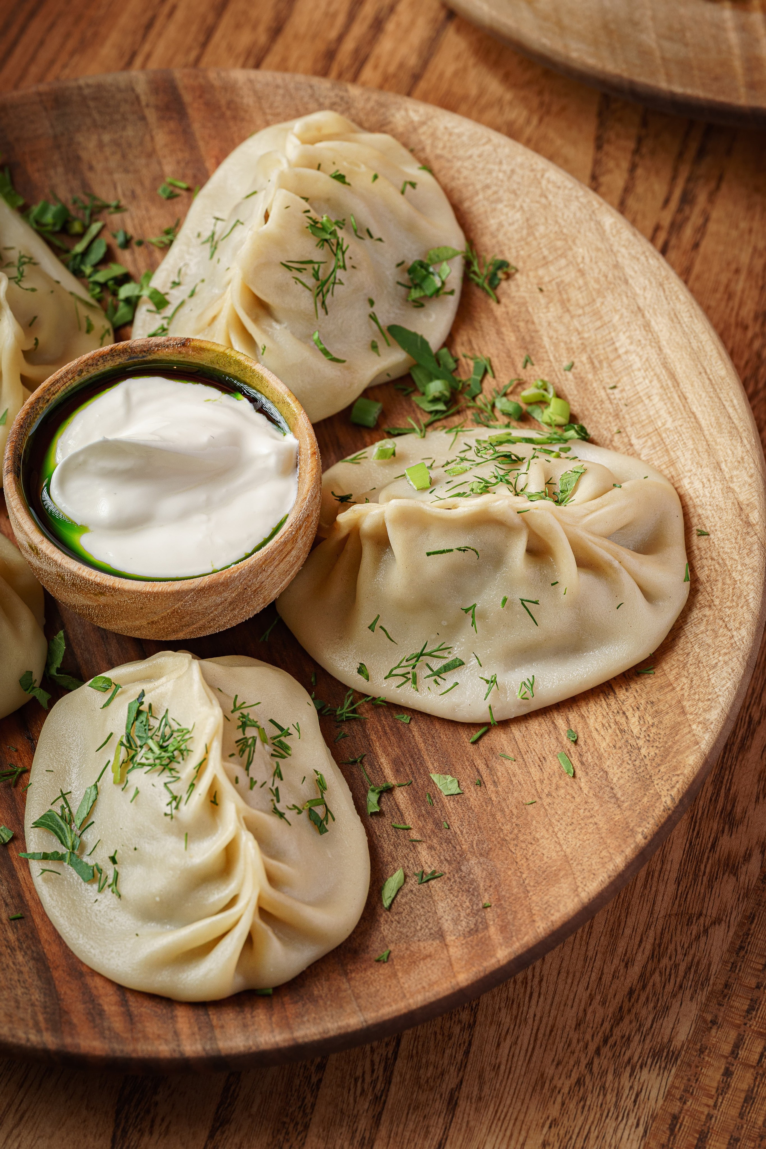 Манты с мясной начинкой и соусом, профессиональная фуд-фотография для ресторанного меню