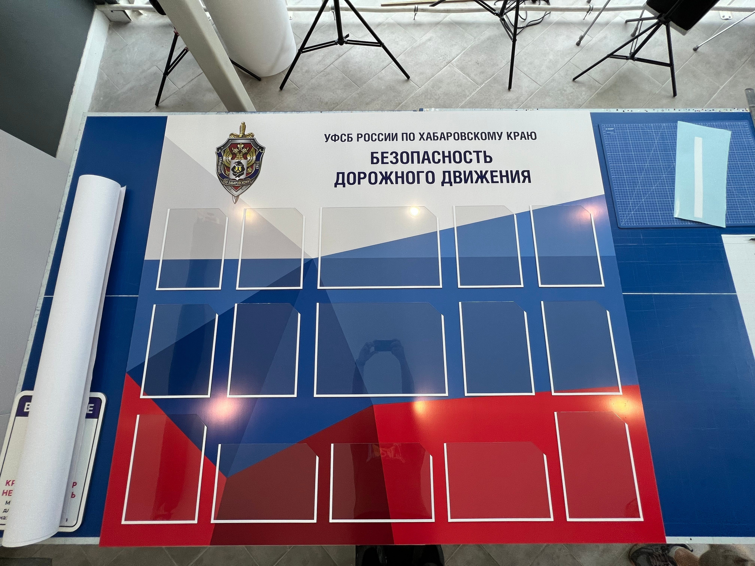 Фотографии офисных табличек, информационных стендов, вывесок