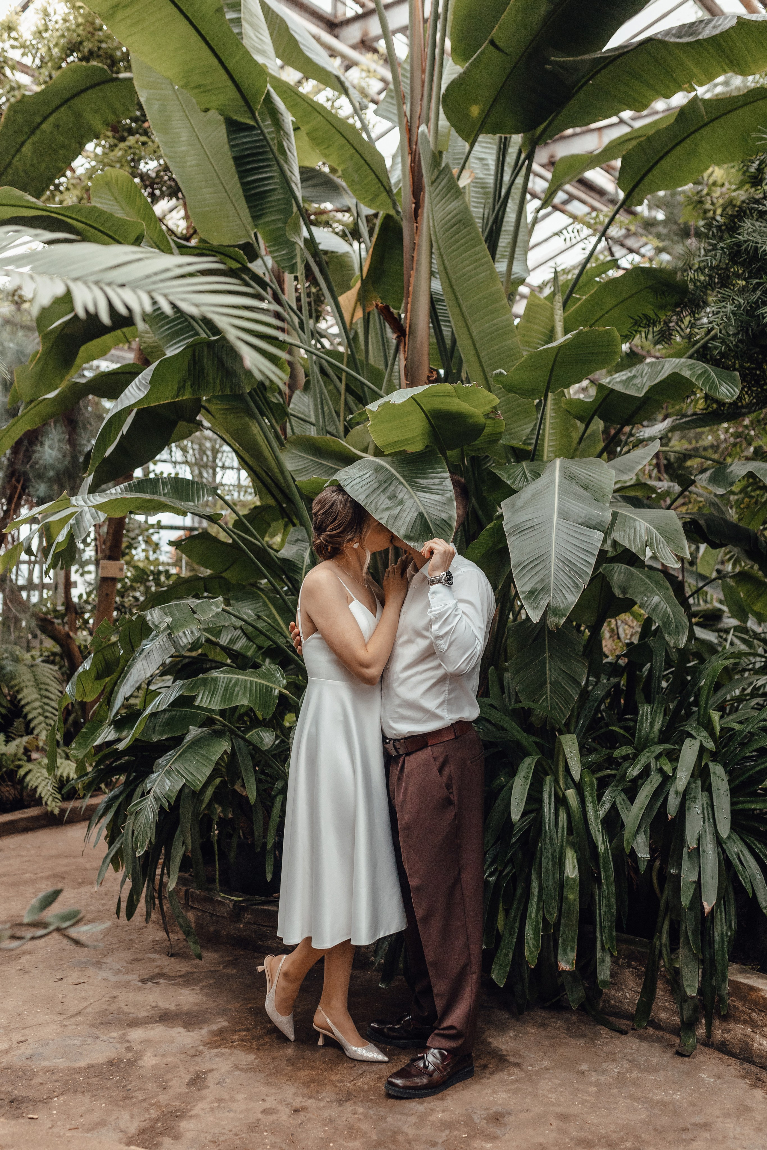 Свадебная фотосессия в Старой фондовой оранжерее Ботанического сада имени Цицина Ран в Москве