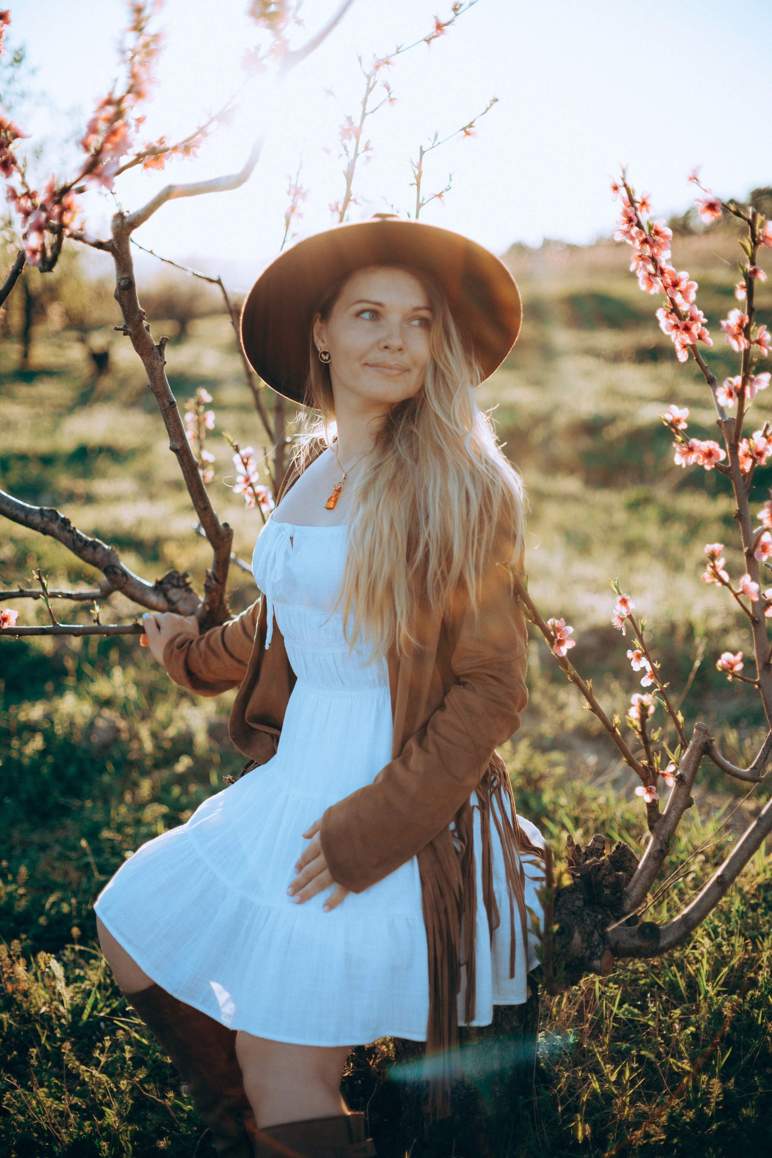 Женская фотосессия в персиковых цветениях. Портретный свадебный фотограф Крым | Евгения Щитенко