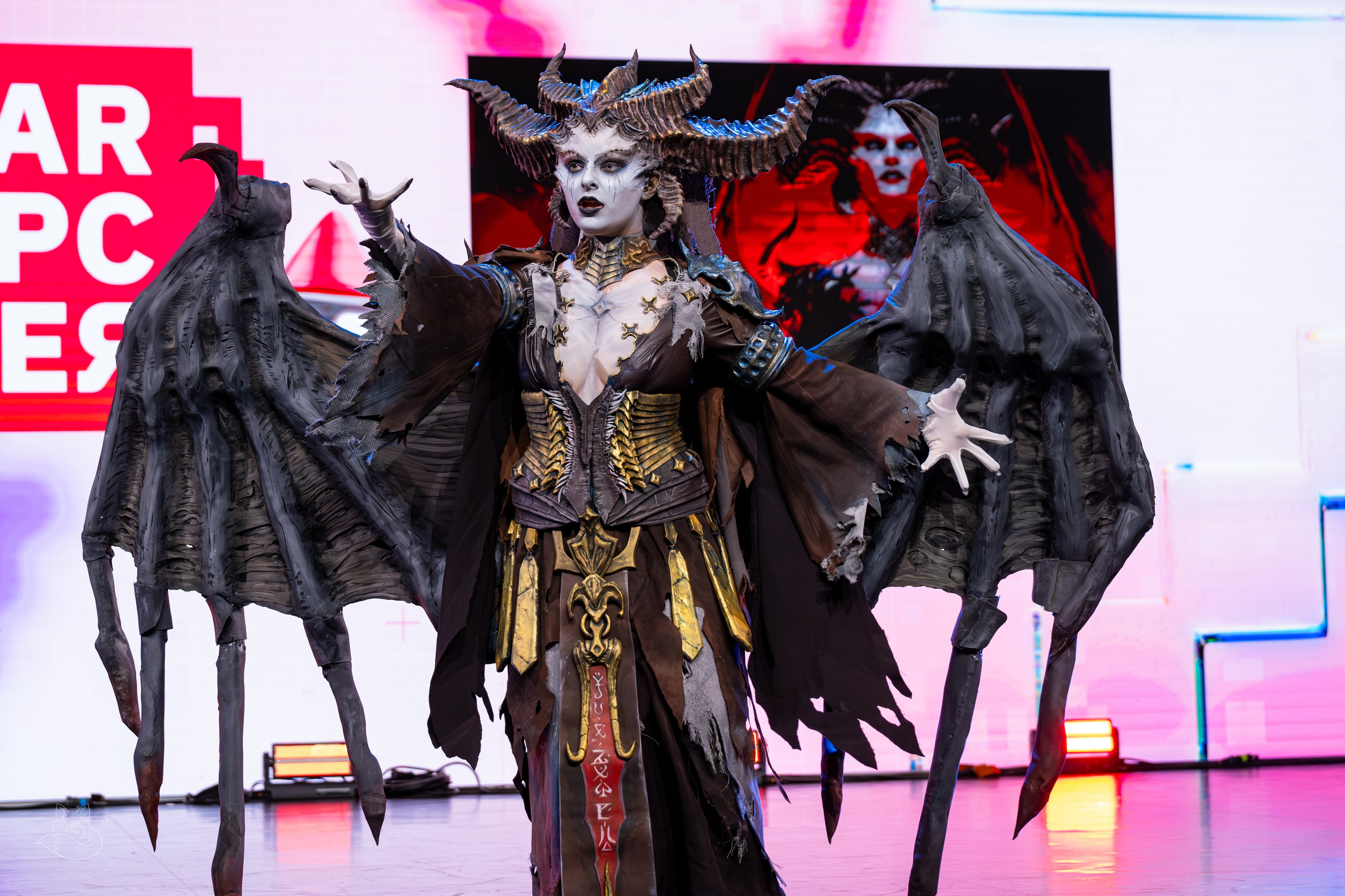 Сцена РЭД ЭКСПО 2024. Косплей фотограф