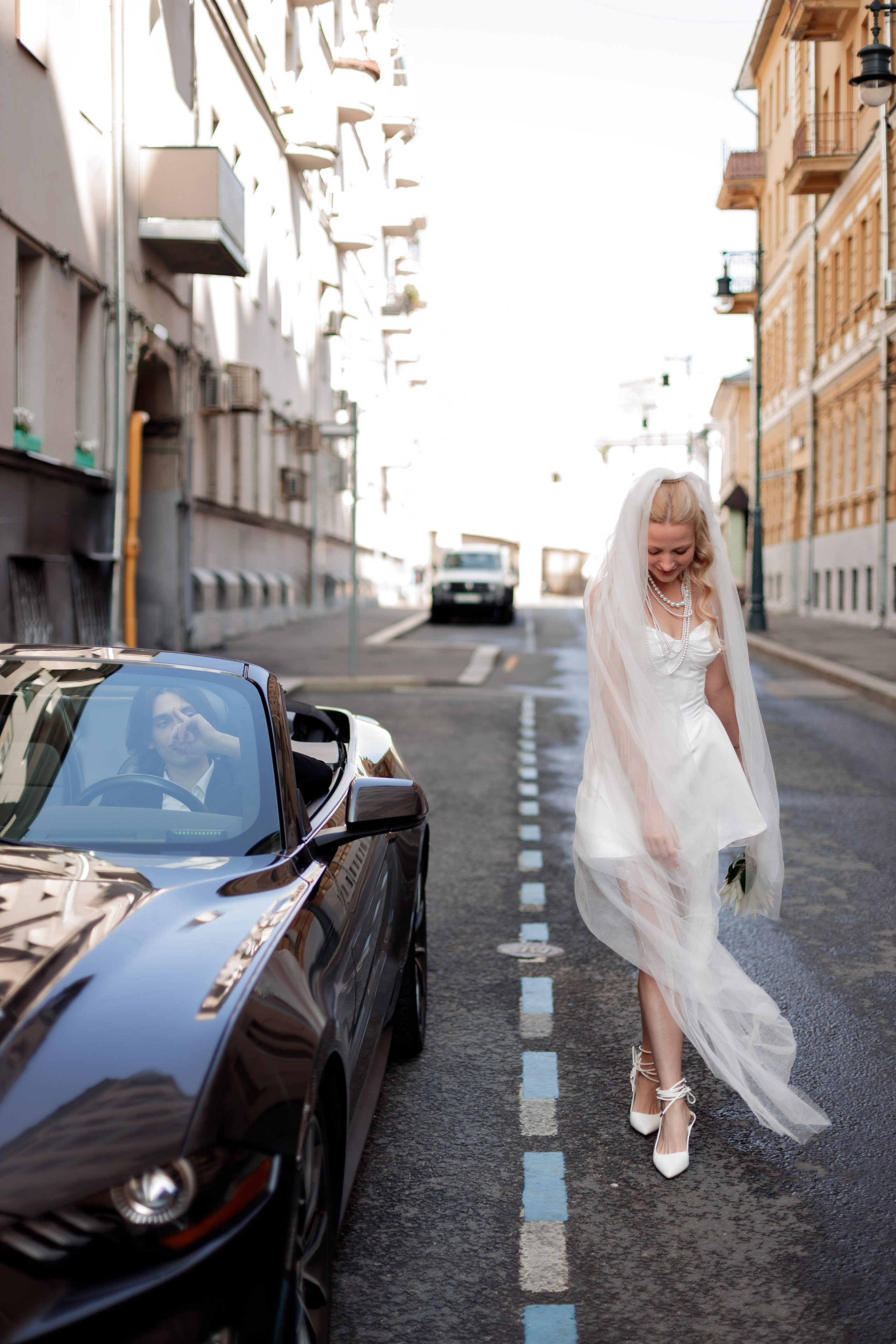 Свадебная фотосессия с автомобилем в центре Москвы, фотограф свадьбам Москва