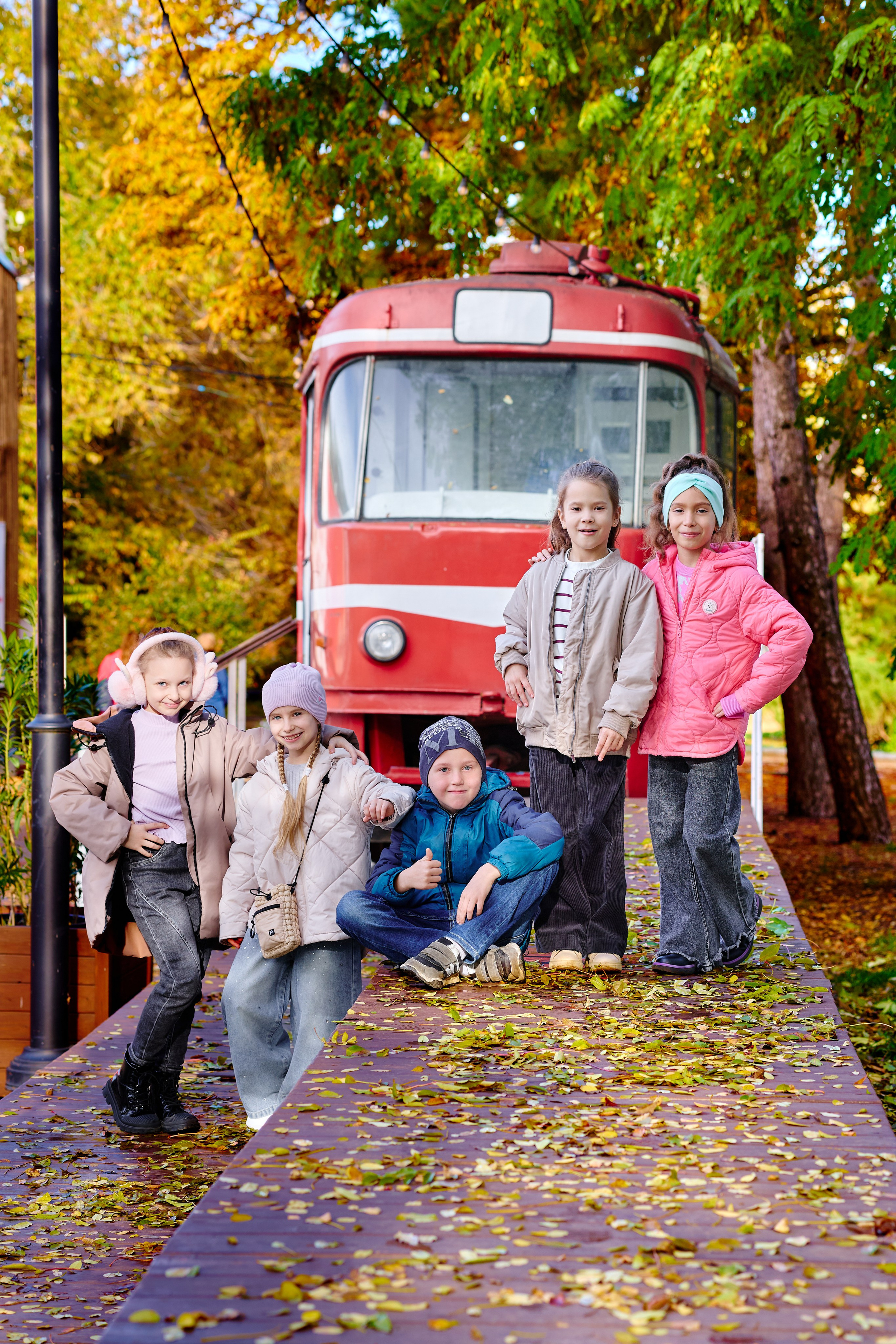 Прогулка в парке классом. Фотограф Выпускные альбомы Таганрог Сергей Коробченко