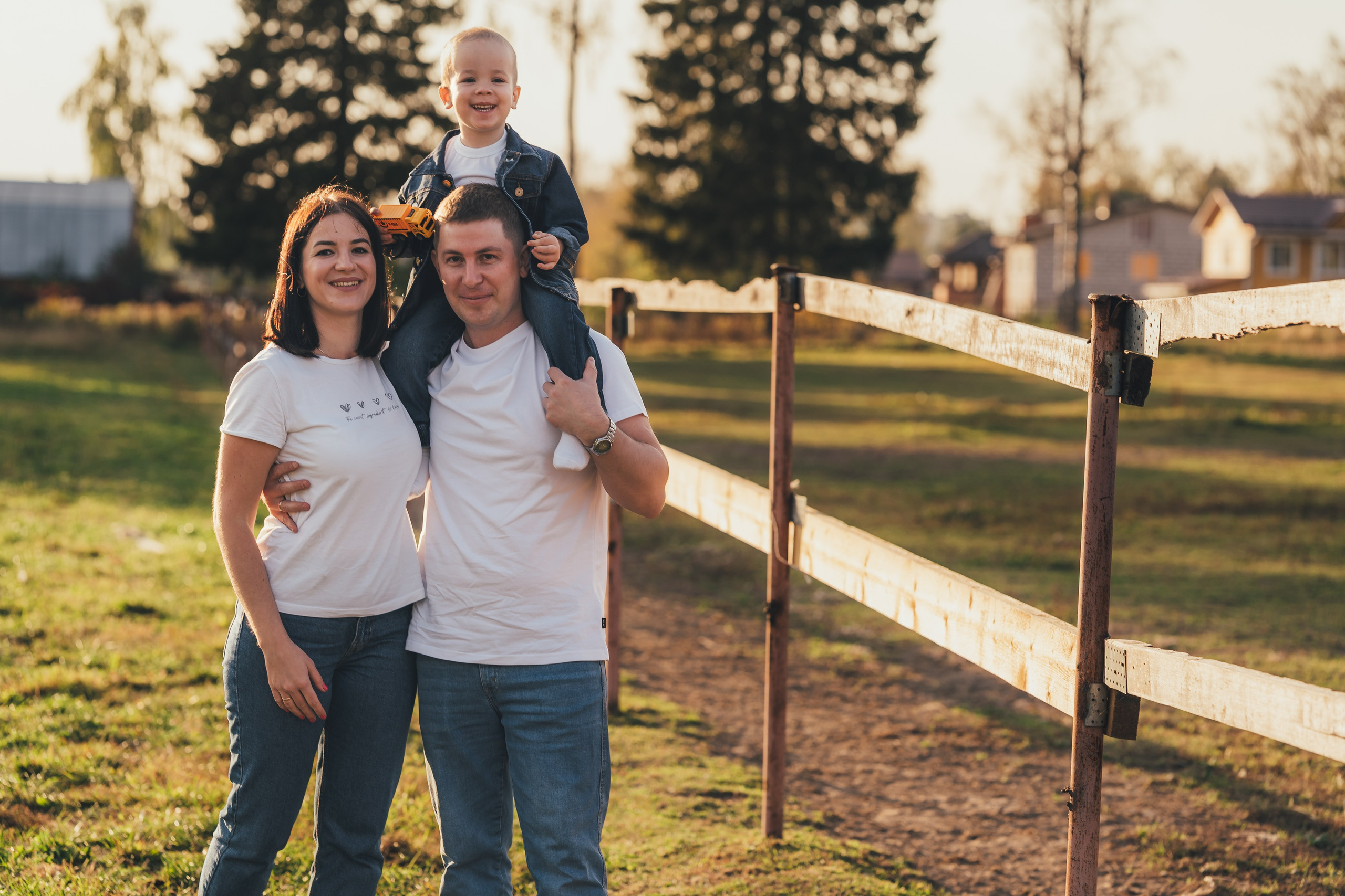 Фотосъемка семьи на прогулке рядом с ипподромом в лучах закатного солнца