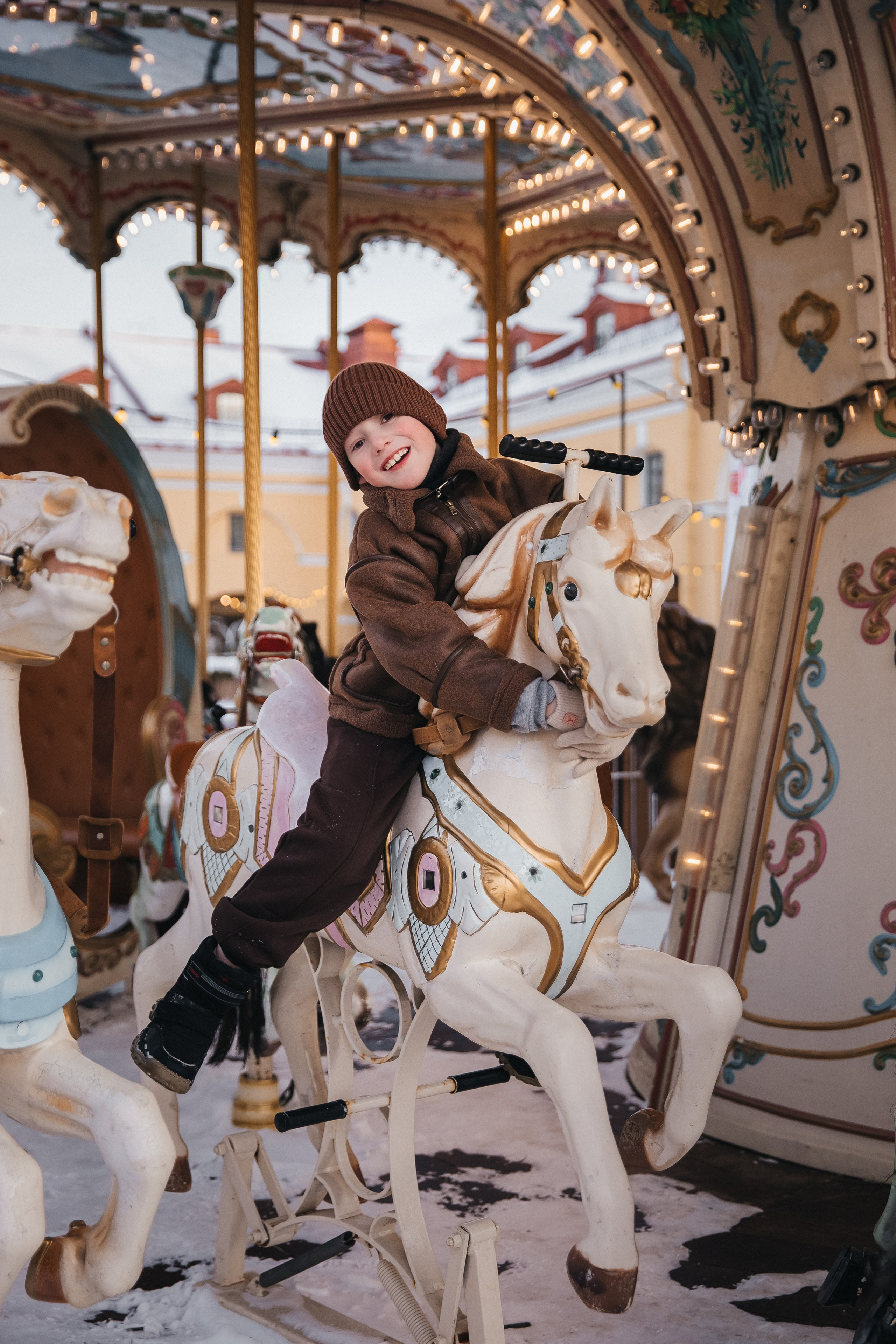 На карусели. Маша Гонтарь Семейный домашний репортажный фотограф в Санкт-Петербурге