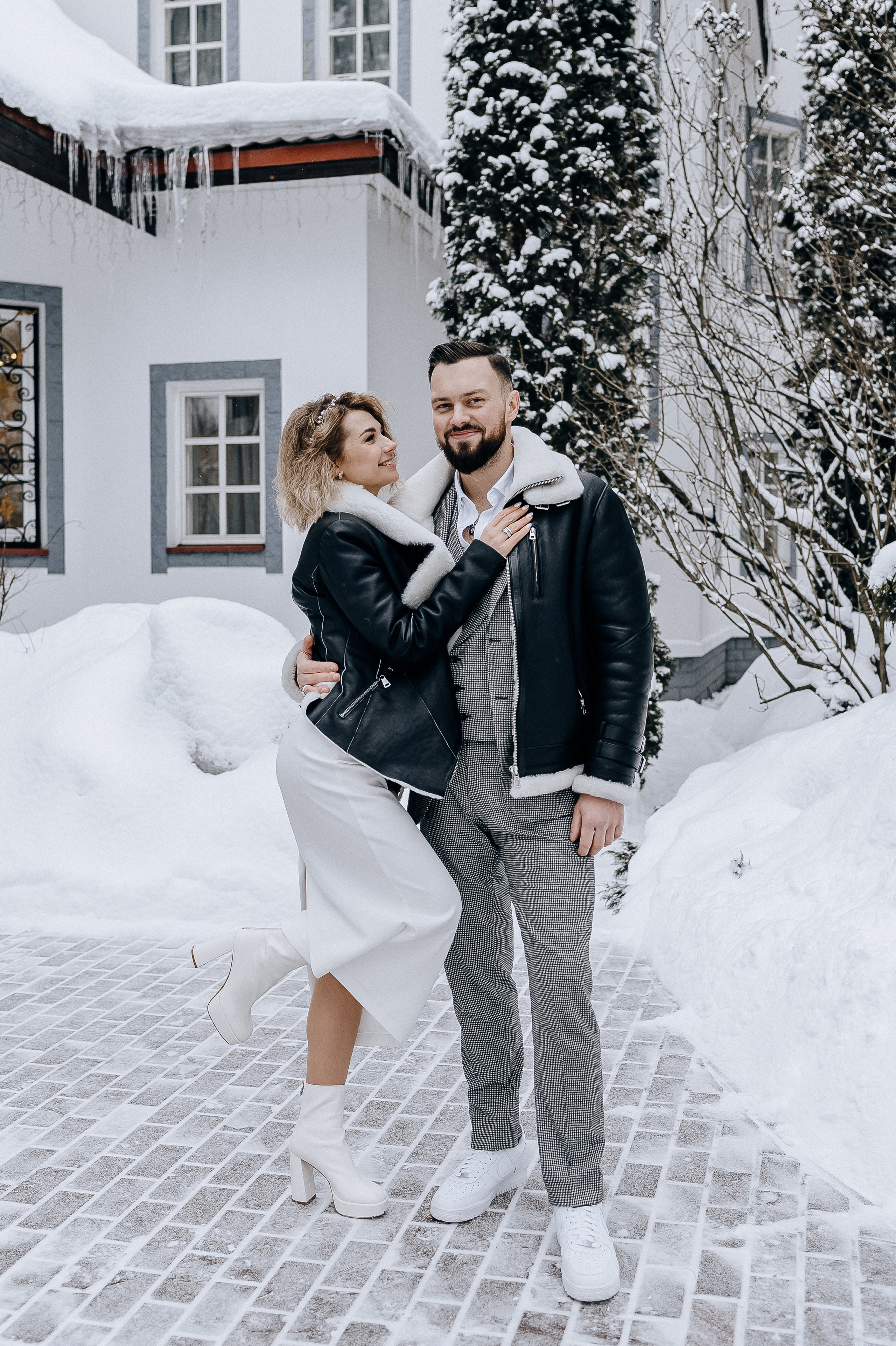 Жених и невеста на зимней свадебной фотосессии